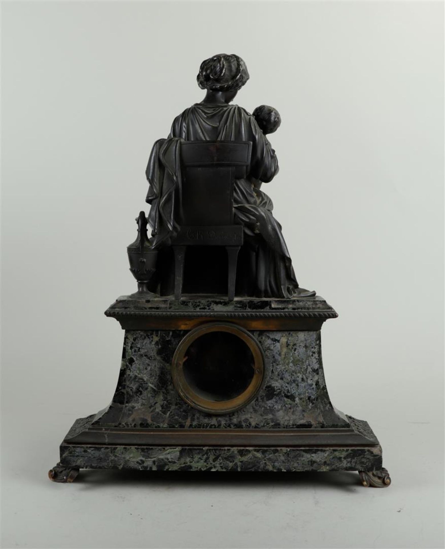 A green marble Garniture de Cheminée, on the clock a bronze figure of a mother and child (Charitas). - Bild 4 aus 6