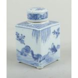 A porcelain square tea caddy decorated with figures and animals. China, Kangxi.
H. 11 cm.