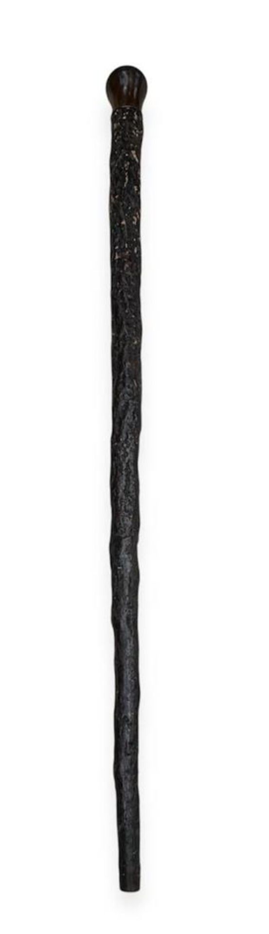 A walking stick made from a tree root with a walnut knob.
L. 90 cm.