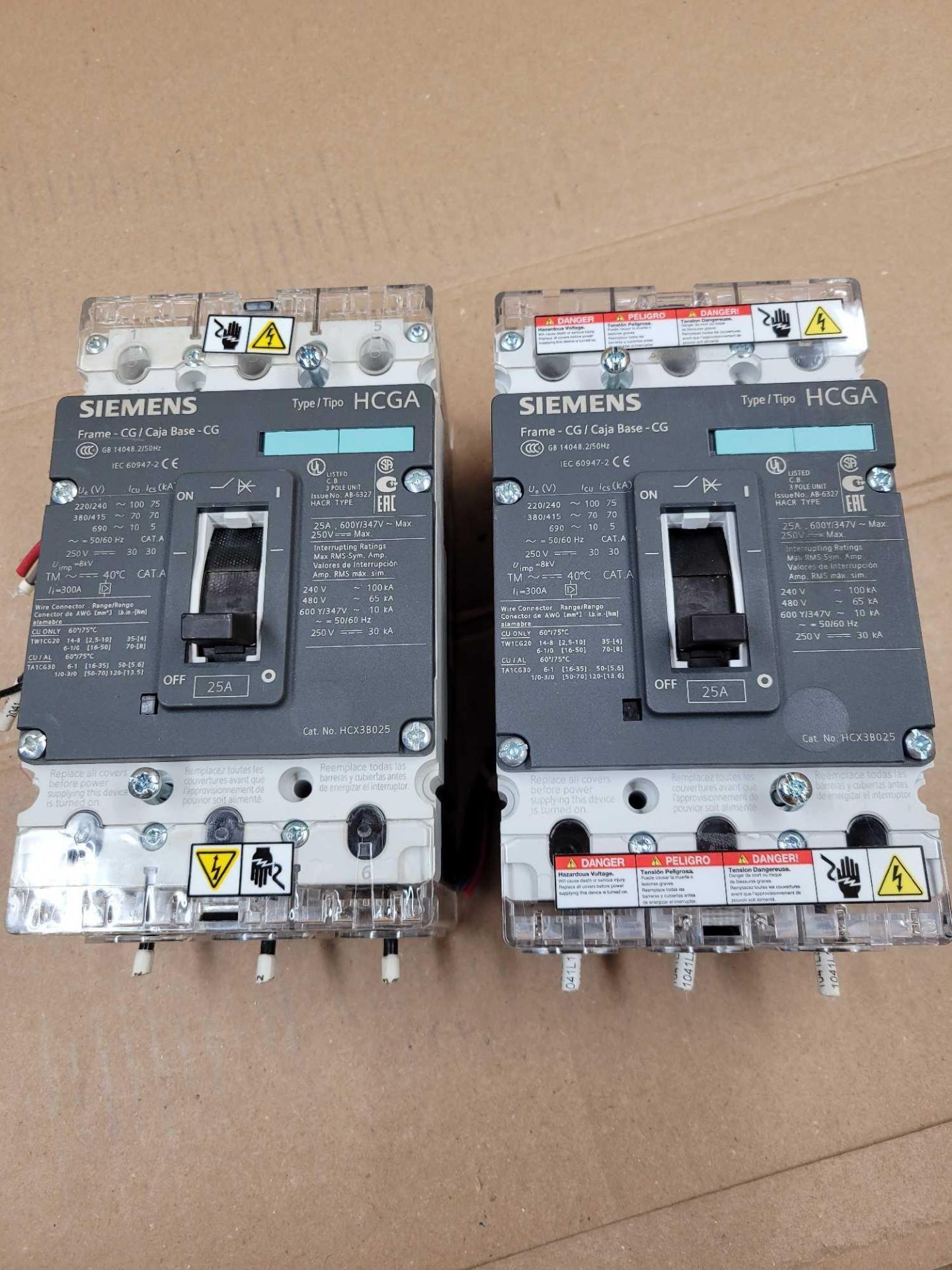 LOT OF 2 SIEMENS HCX3B025 / 25 Amp Circuit Breaker