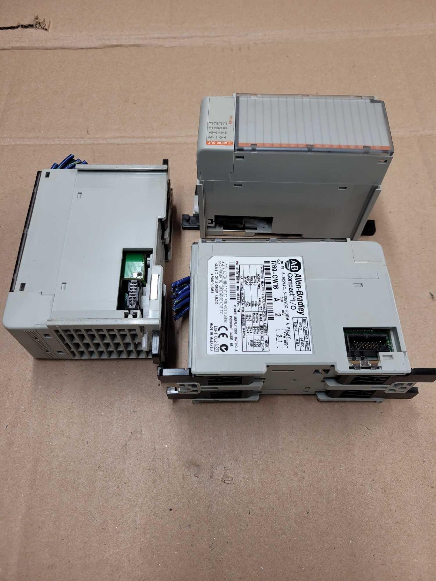 LOT OF 3 ALLEN BRADLEY 1769-OW16 / Output Module - Image 3 of 4