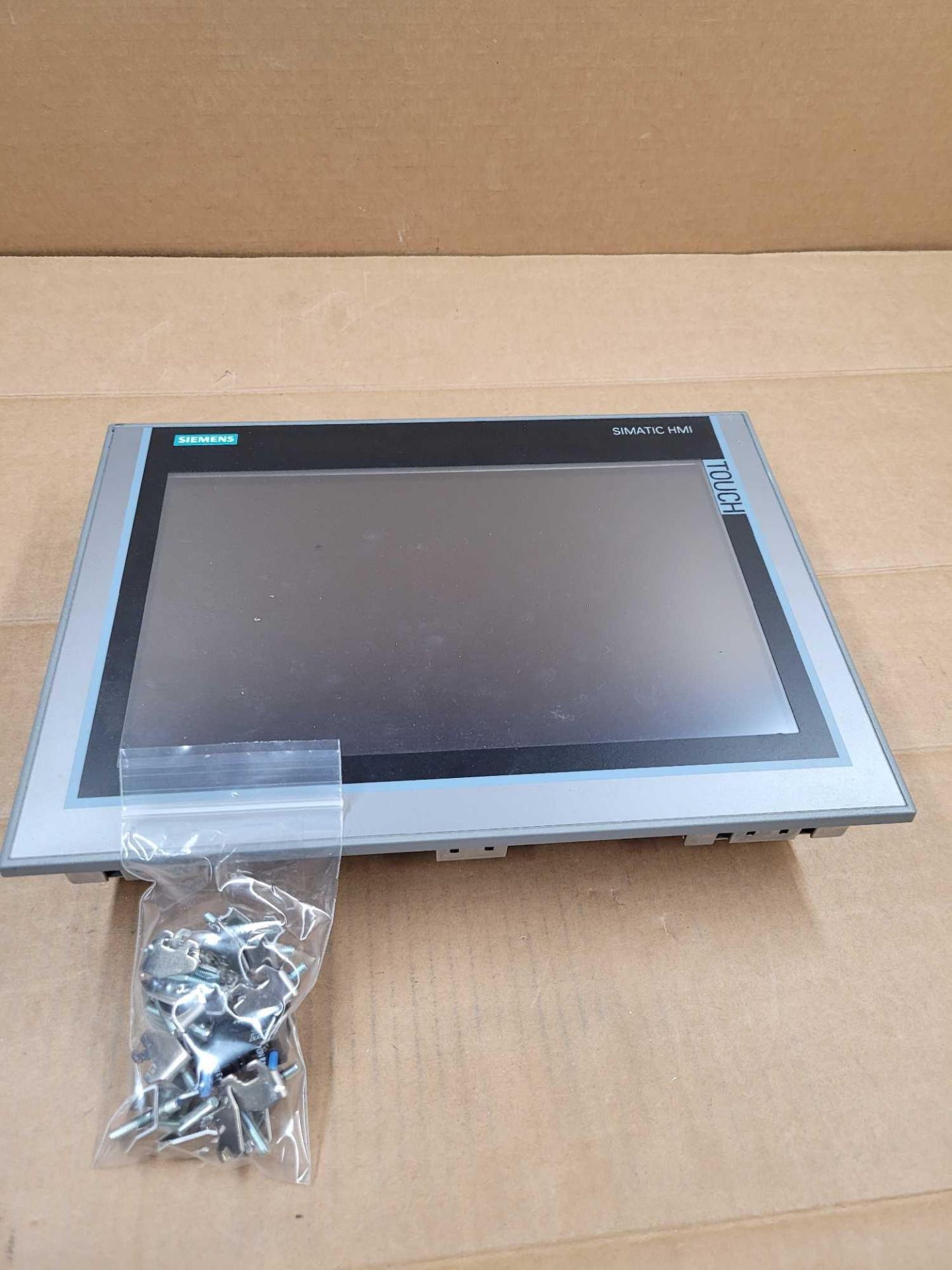 SIEMENS 6AV2124-0MC01-0AX0 / Simatic HMI Operator Interface  /  Lot Weight: 6.4 lbs