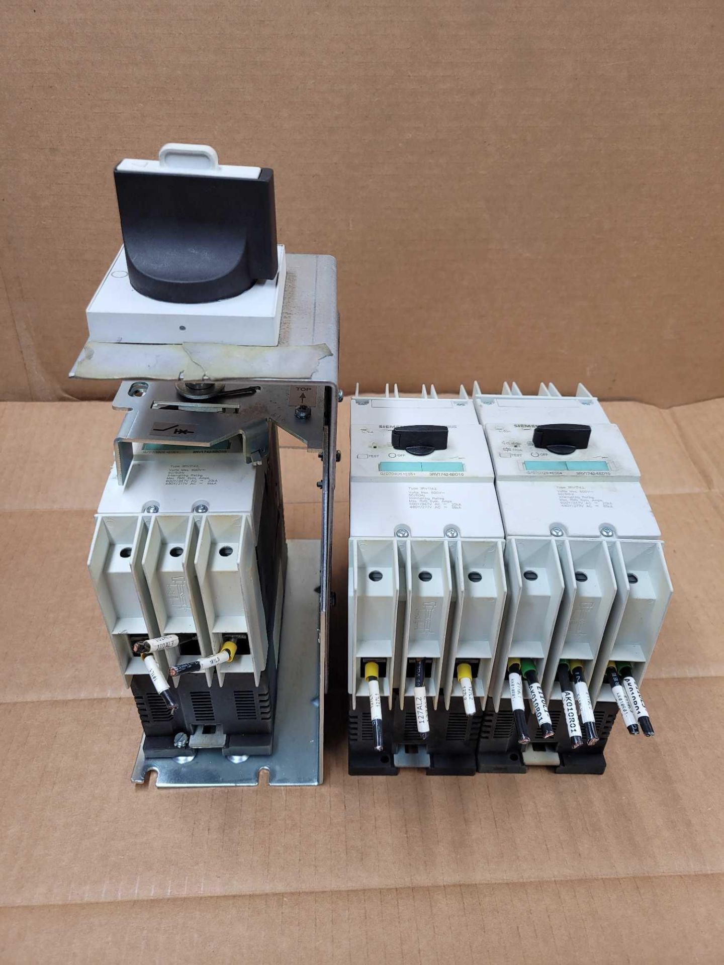 LOT OF 3 SIEMENS BREAKERS  /  (1) SIEMENS 3RV1742-5BD10 ; 15 Amp Circuit Breaker with Operating Mech