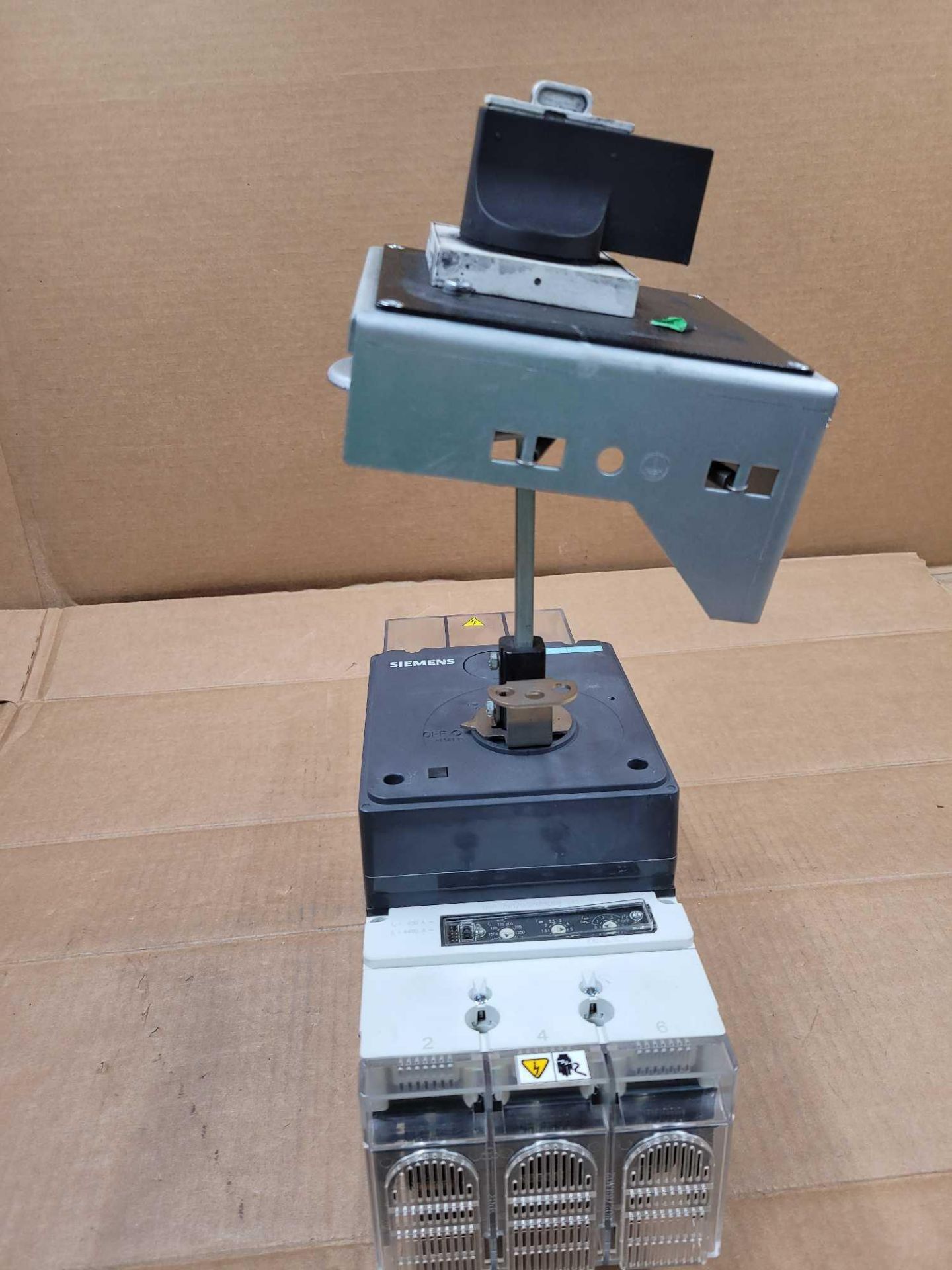 SIEMENS HJX3P400 with 3VL9400-3HE01 / 400 Amp Circuit Breaker with Rotary Operating Mechanism  /  Lo