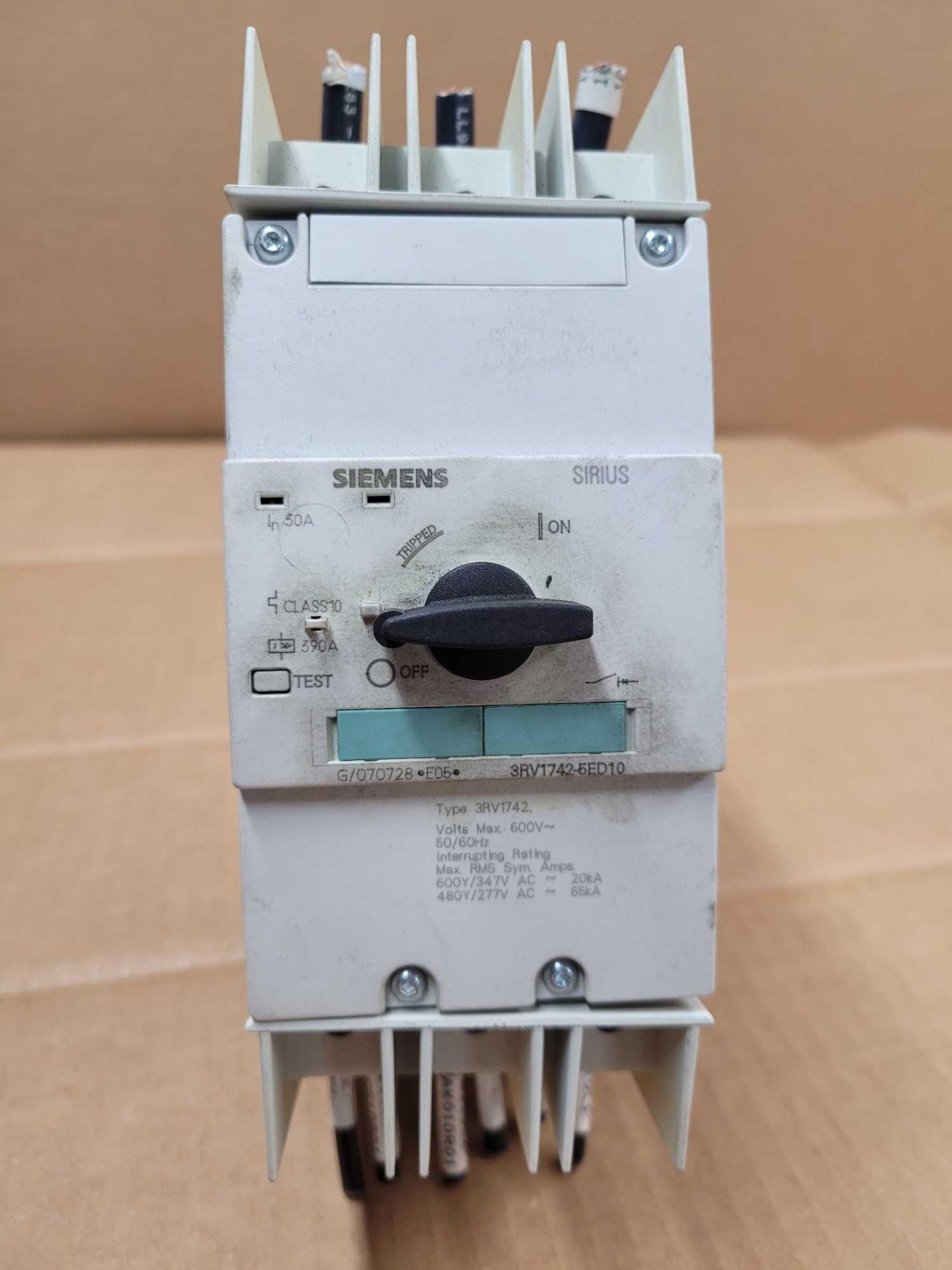 LOT OF 3 SIEMENS BREAKERS  /  (1) SIEMENS 3RV1742-5BD10 ; 15 Amp Circuit Breaker with Operating Mech - Image 17 of 19