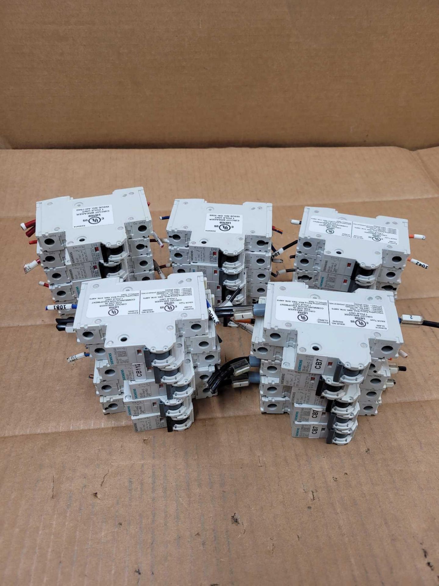 LOT OF ASSORTED SIEMENS CIRCUIT BREAKERS  /  Lot Weight: 8.8 lbs