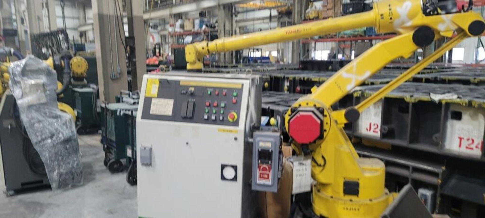 FANUC S500 ROBOT RJ2 CONTROLLER / (RCC Cables, Teach Pendant) / Located At: 37 Murray Dr, Tullahoma,