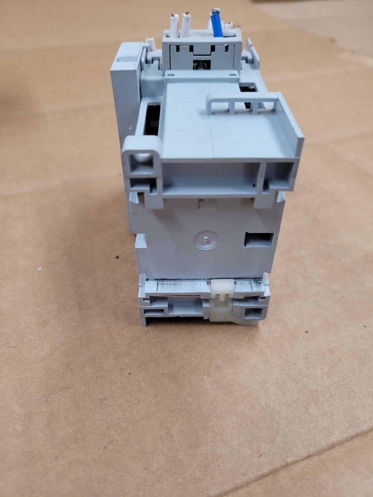 LOT OF 5 ALLEN BRADLEY 100-C09DJ200 / Series A Contactor  /  Lot Weight: 7.0 lbs - Image 9 of 10