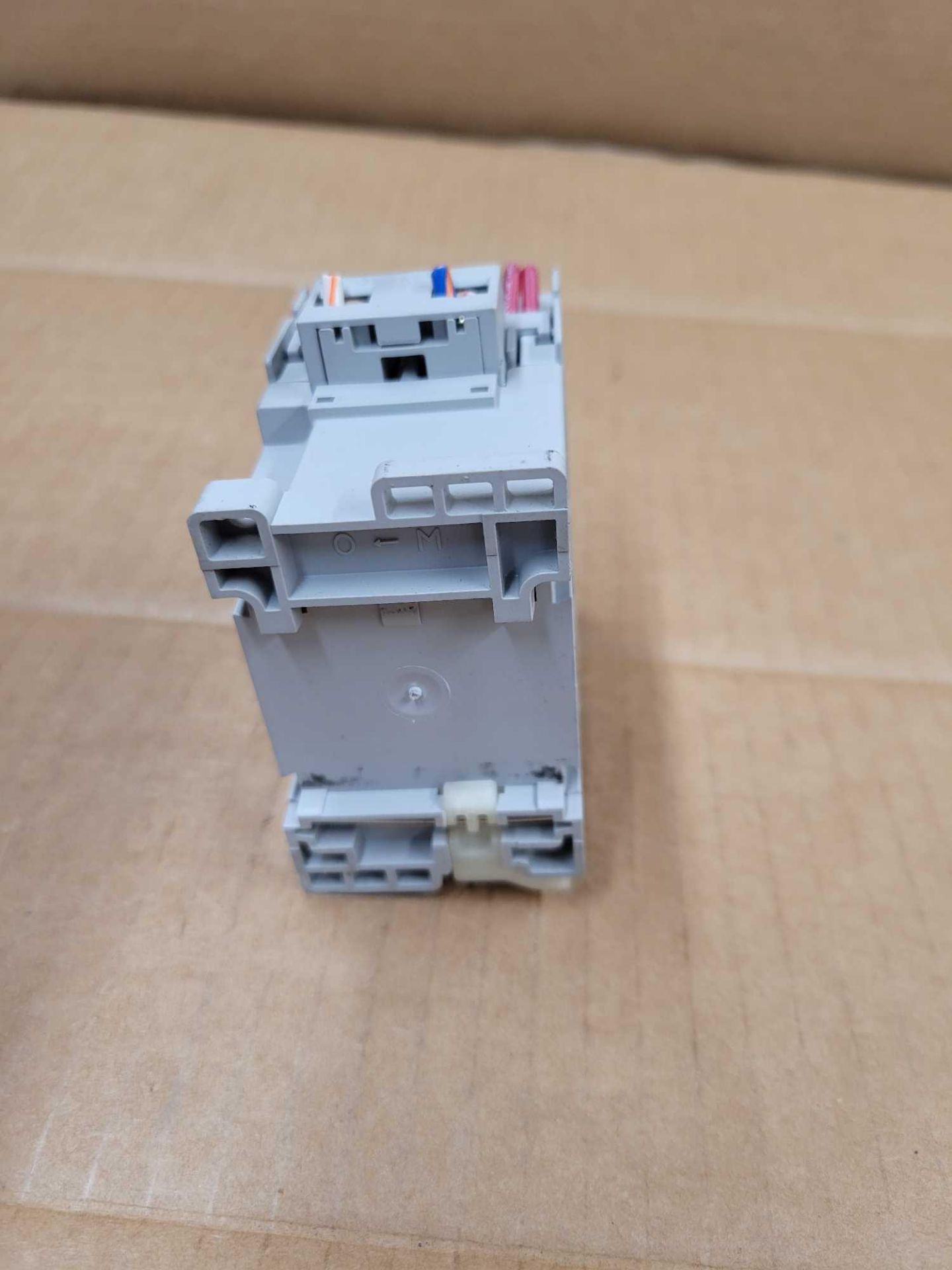 LOT OF 5 ALLEN BRADLEY 100-C09E*10 / Series A Contactor  /  Lot Weight: 4.2 lbs - Image 4 of 8