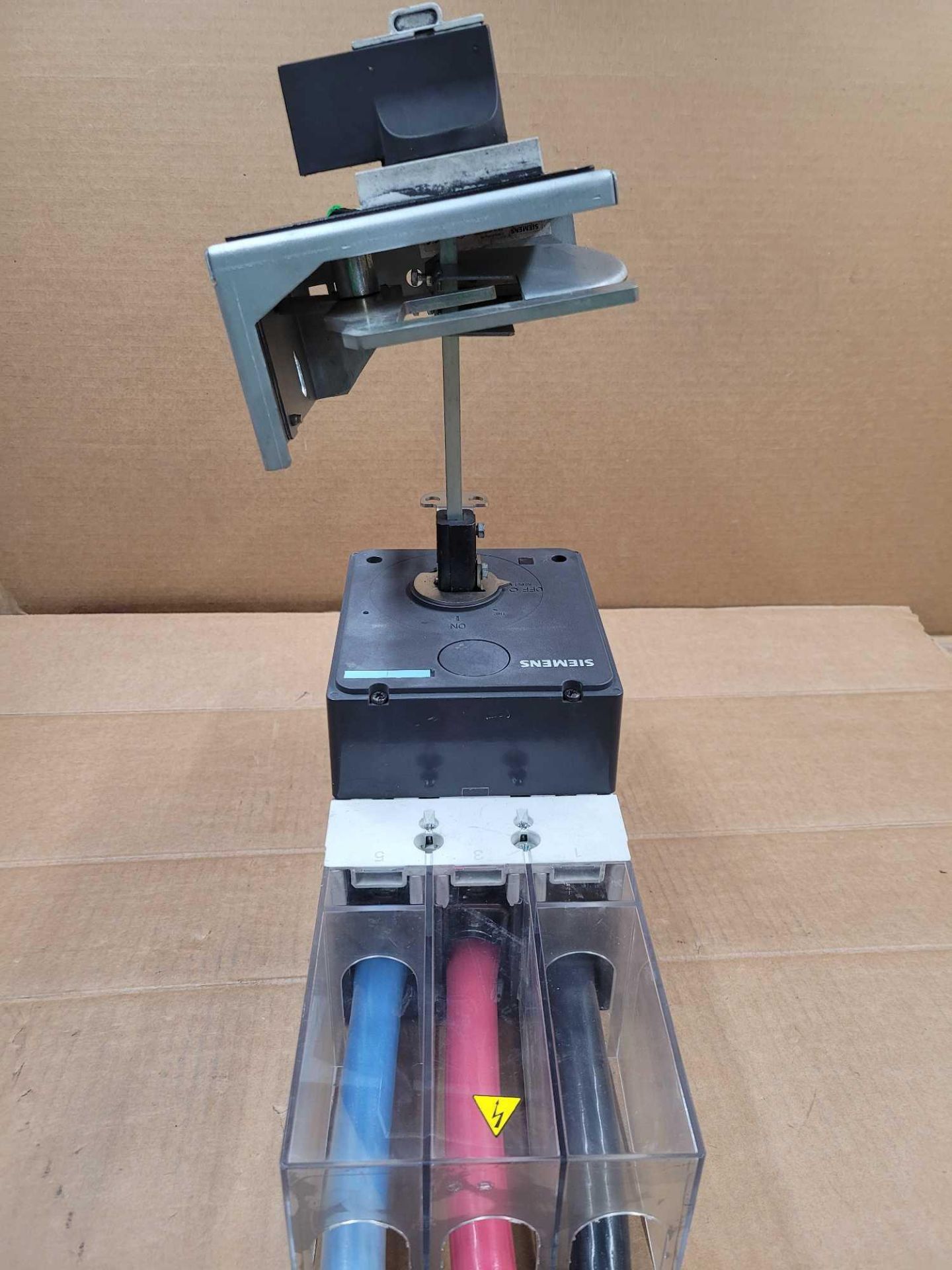 SIEMENS HJX3P400 with 3VL9400-3HE01 / 400 Amp Circuit Breaker with Rotary Operating Mechanism  /  Lo - Image 5 of 10