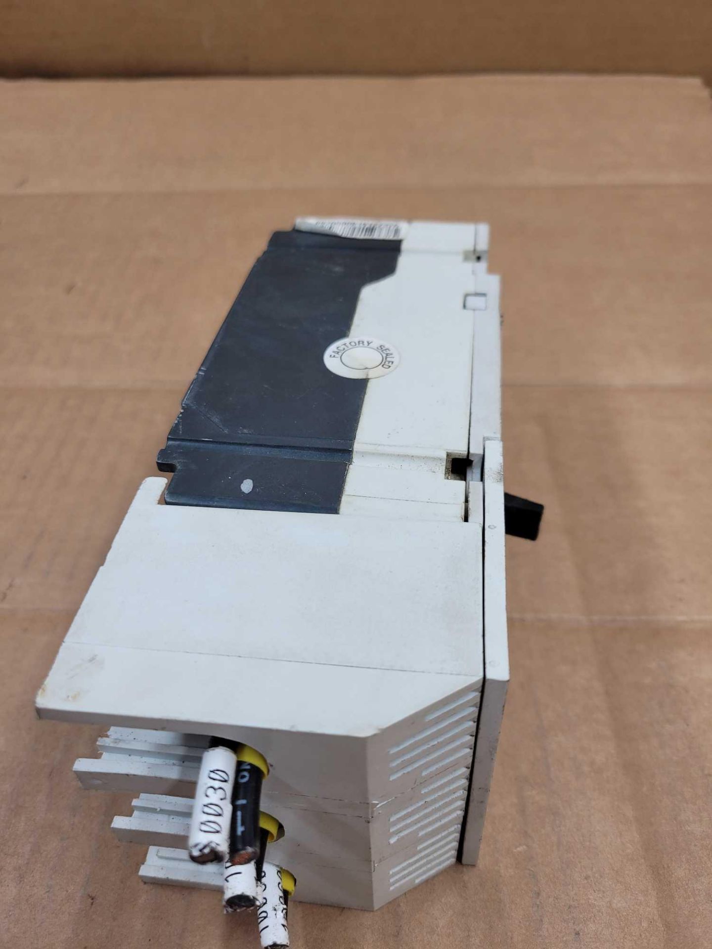 LOT OF 5 ALLEN BRADLEY 140U-H6C3-C30B / 30 Amp Molded Case Circuit Breaker  /  Lot Weight: 13.2 lbs - Image 4 of 7