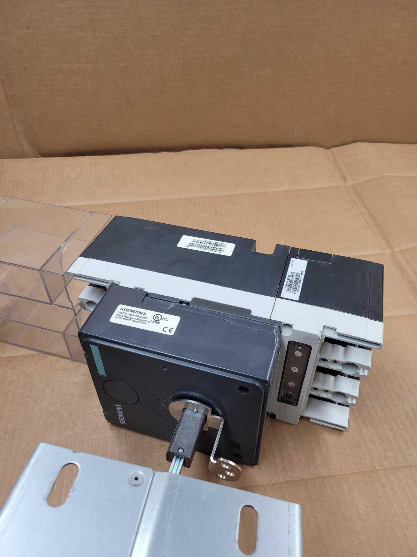 SIEMENS HJX3P400 with 3VL9400-3HE01 / 400 Amp Circuit Breaker with Rotary Operating Mechanism  /  Lo - Image 8 of 9