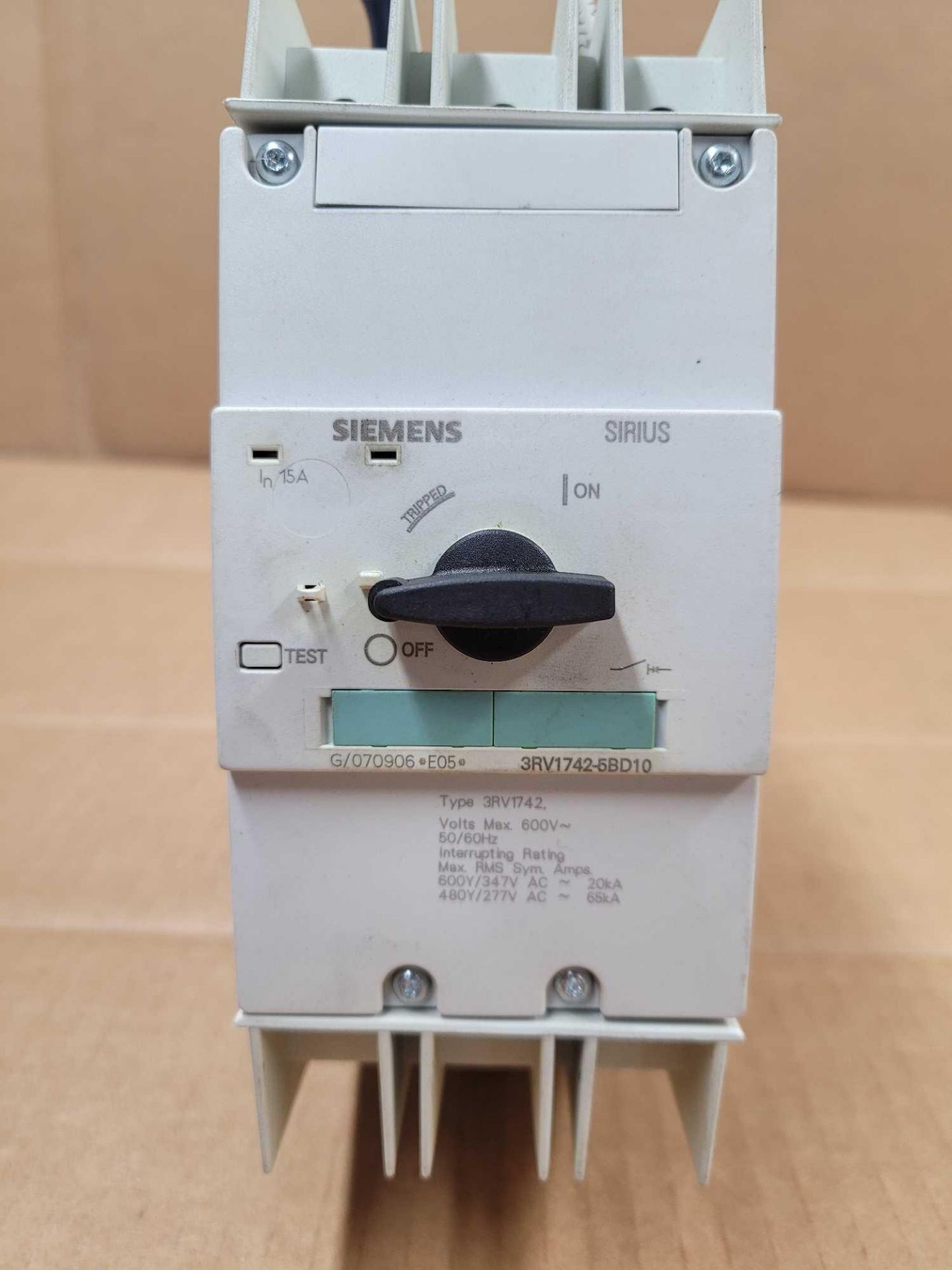 LOT OF 3 SIEMENS BREAKERS  /  (1) SIEMENS 3RV1742-5BD10 ; 15 Amp Circuit Breaker with Operating Mech - Image 10 of 19