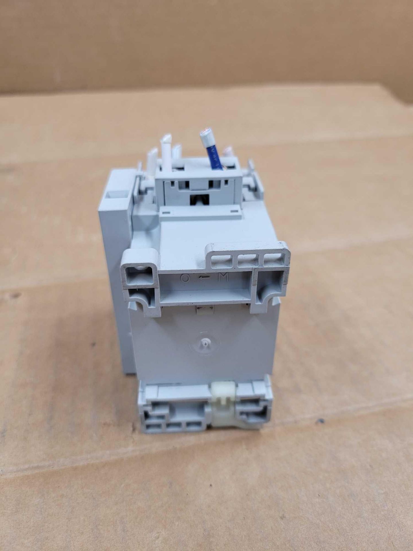 LOT OF 4 ALLEN BRADLEY 100-C09E*200 / Series A Contactor  /  Lot Weight: 3.8 lbs - Image 7 of 8