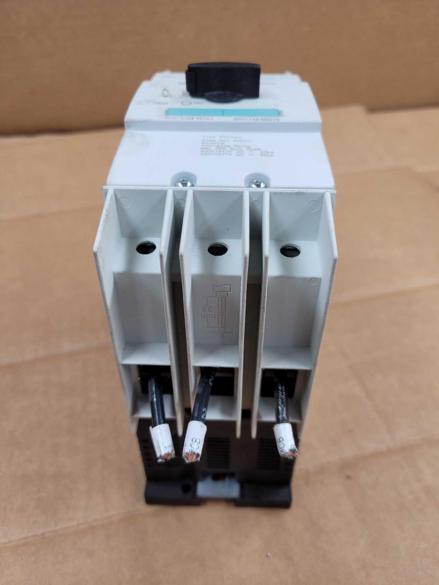 LOT OF 5 ASSORTED SIEMENS / (3) 3RV1742-5BD10 | 30 Amp Circuit Breaker  /  (2) 3RV1742-5BD10 | 15 Am - Image 9 of 14