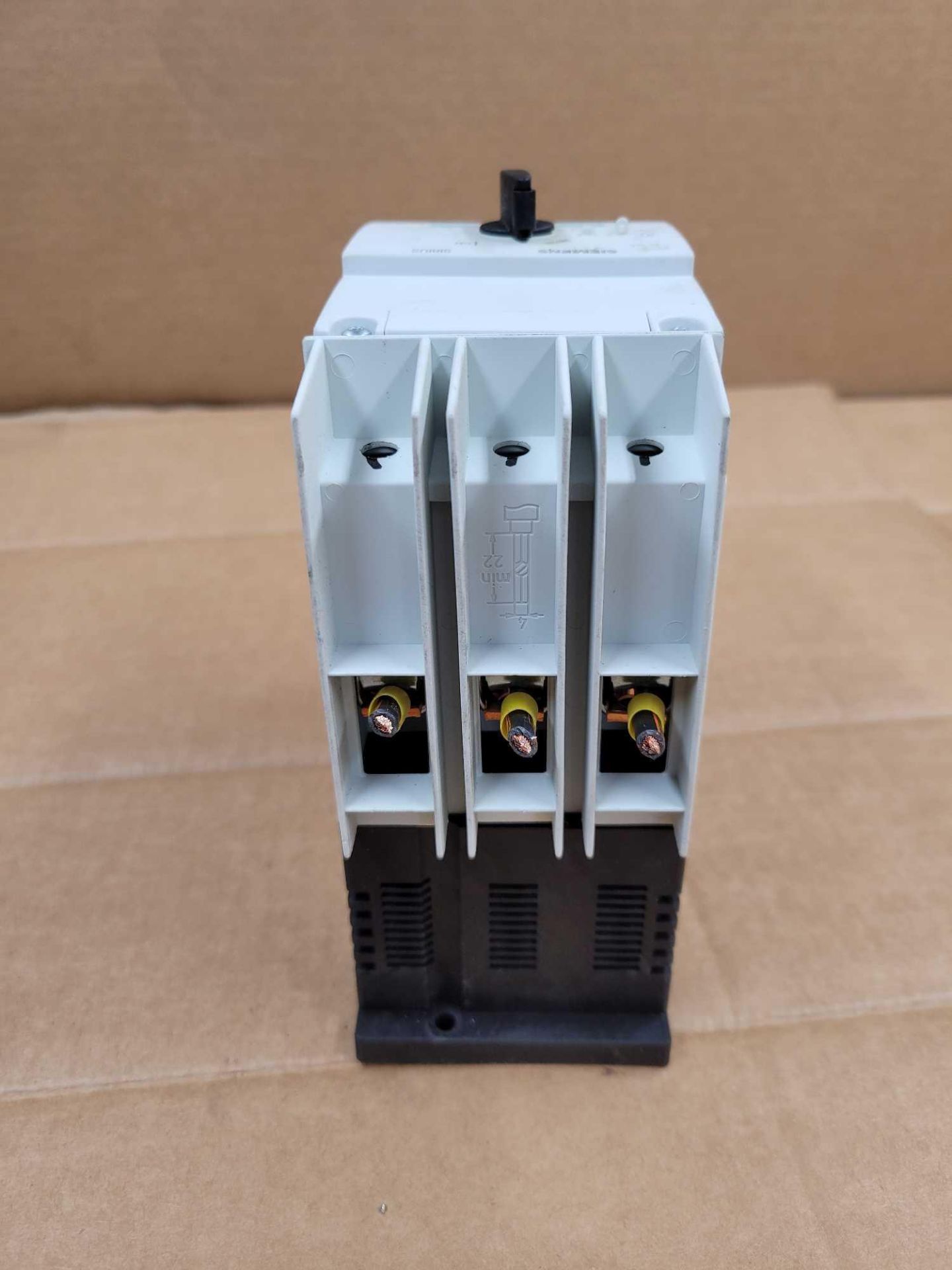 LOT OF 5 ASSORTED SIEMENS / (3) 3RV1742-5BD10 | 30 Amp Circuit Breaker  /  (2) 3RV1742-5BD10 | 15 Am - Image 4 of 14