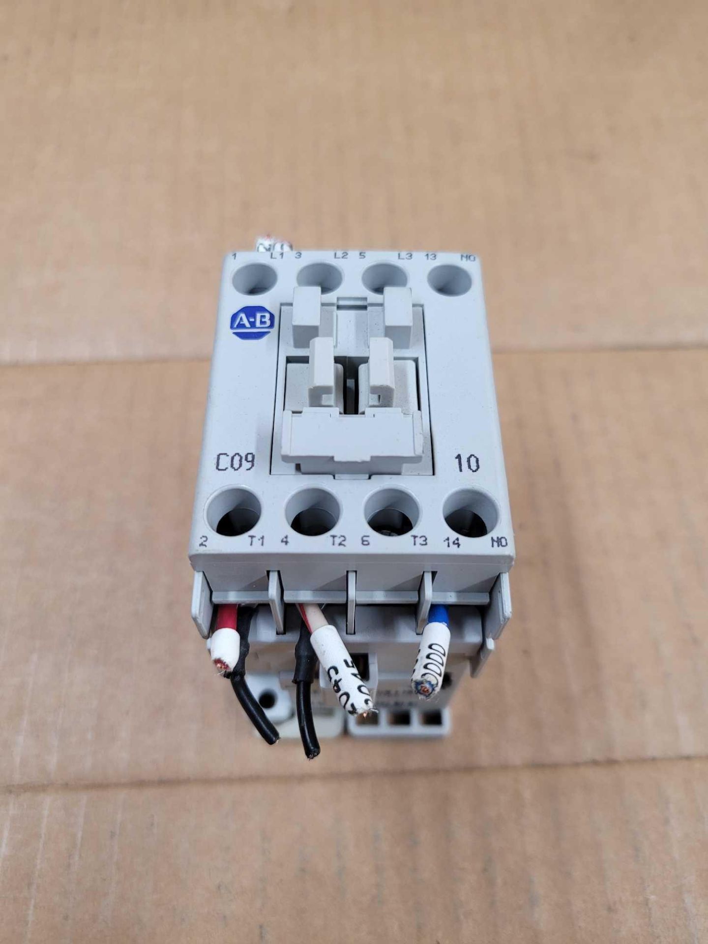 LOT OF 5 ALLEN BRADLEY 100-C09E*10 / Series A Contactor  /  Lot Weight: 4.4 lbs - Image 2 of 9