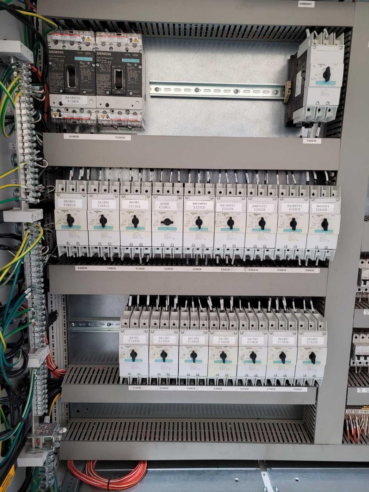 PDP ECS-4108 / 200 Amp Power Distribution Panel with (2) 60 Amp Siemens Ciruit Breakers and (16) 30 - Image 9 of 15