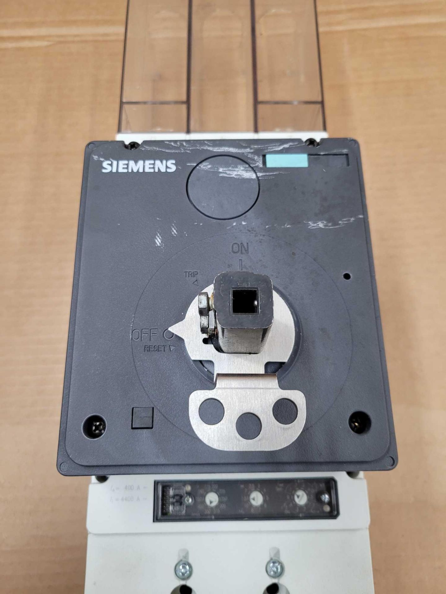 SIEMENS HJX3P400 with 3VL9400-3HE01 / 400 Amp Circuit Breaker with Rotary Operating Mechanism  /  Lo - Image 2 of 7