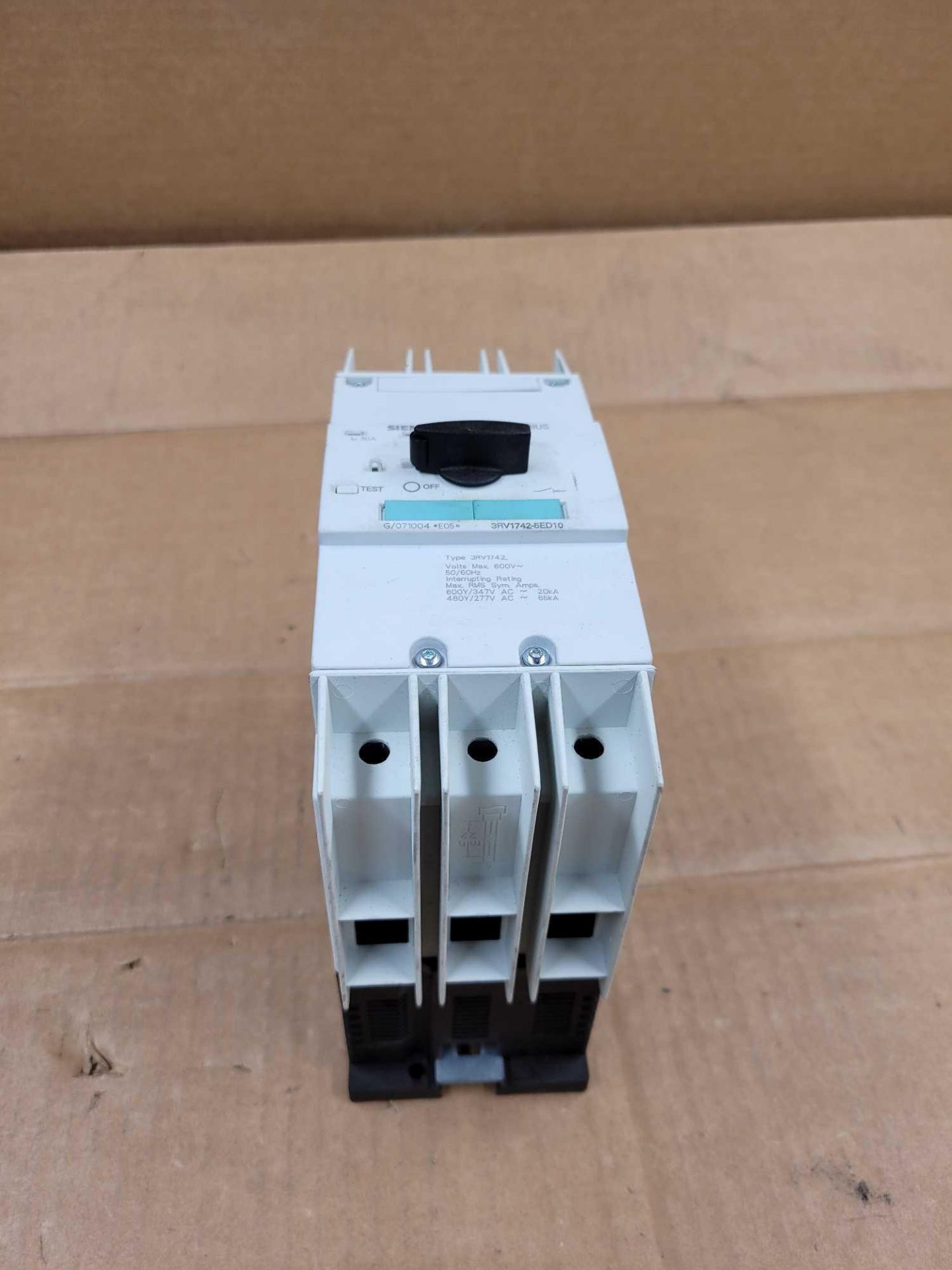 LOT OF 4 SIEMENS 3RV1742-5ED10 / 30 Amp Circuit Breaker  /  Lot Weight: 19.4 lbs - Image 2 of 8