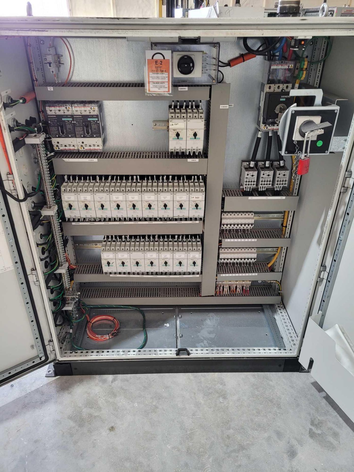 PDP ECS-4108 / 200 Amp Power Distribution Panel with (2) 60 Amp Siemens Circuit Breakers and (17) 30 - Image 6 of 15