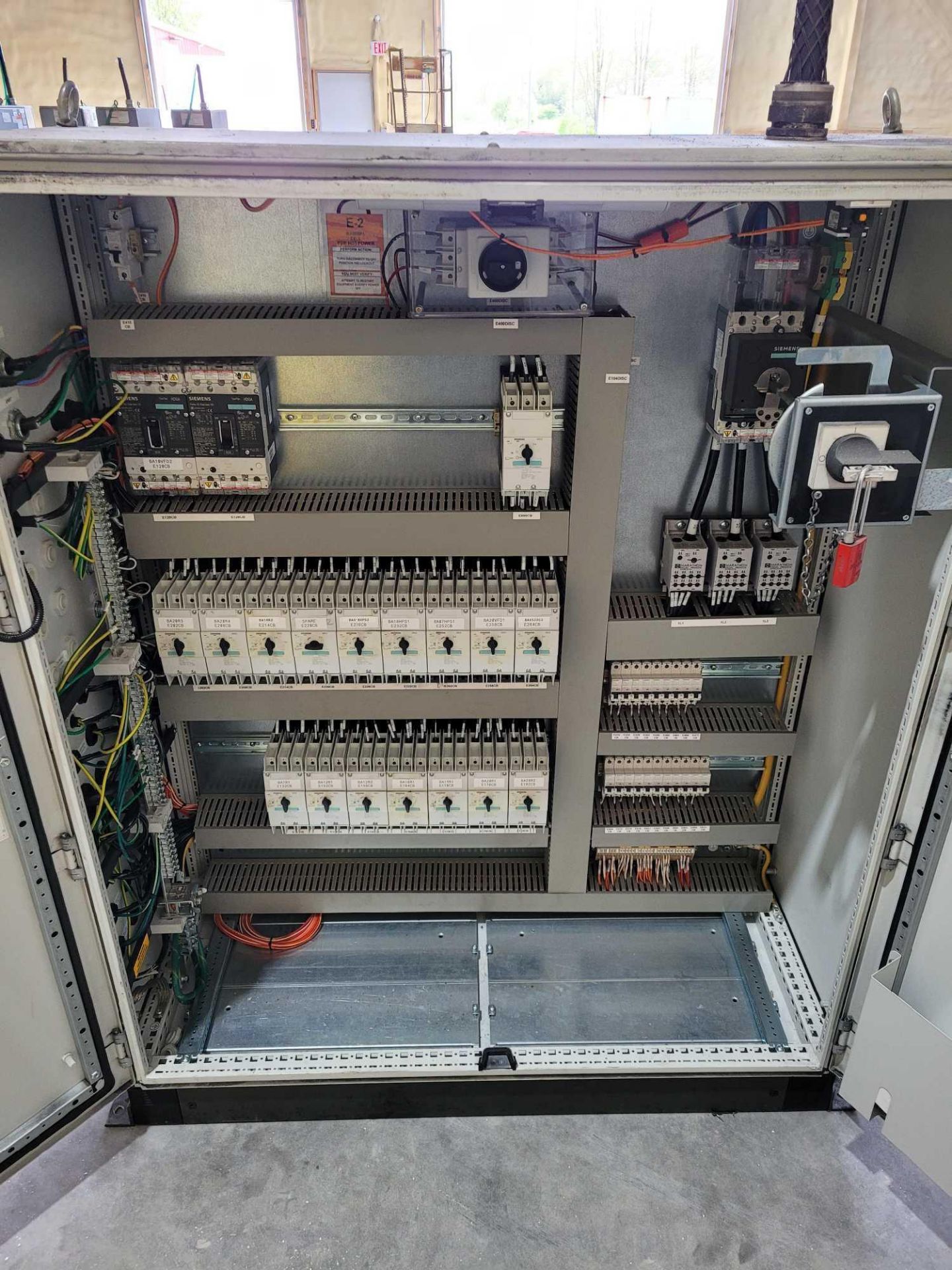 PDP ECS-4108 / 200 Amp Power Distribution Panel with (2) 60 Amp Siemens Ciruit Breakers and (16) 30 - Image 6 of 15