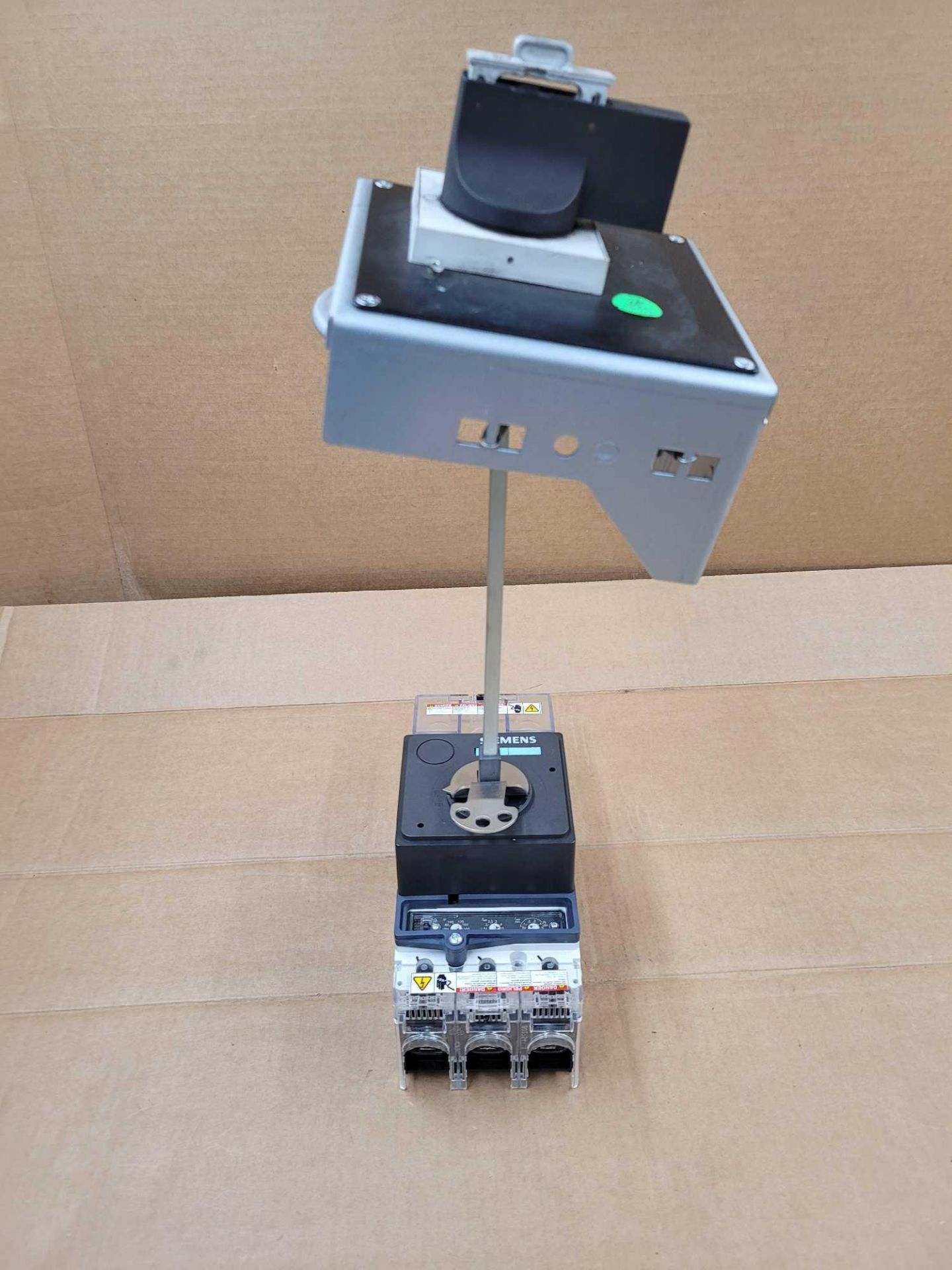 SIEMENS HFX3P250 with 3VL9300-3HF01 / 250 Amp Circuit Breaker with Rotary Drive and Operating Mechan