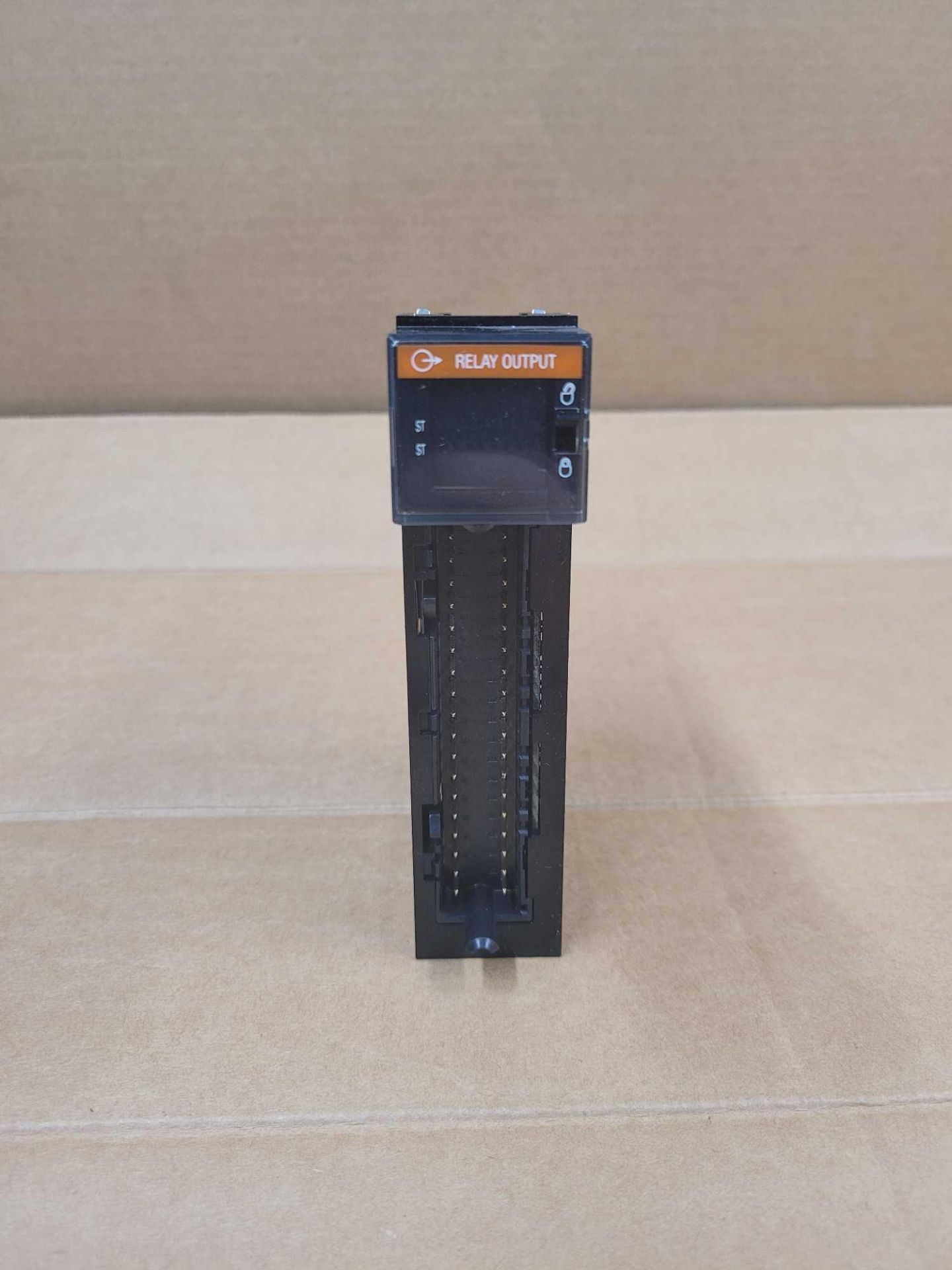 ALLEN BRADLEY 1756-OW16I / Series A Isolated Relay Output Module  /  Lot Weight: 0.6 lbs