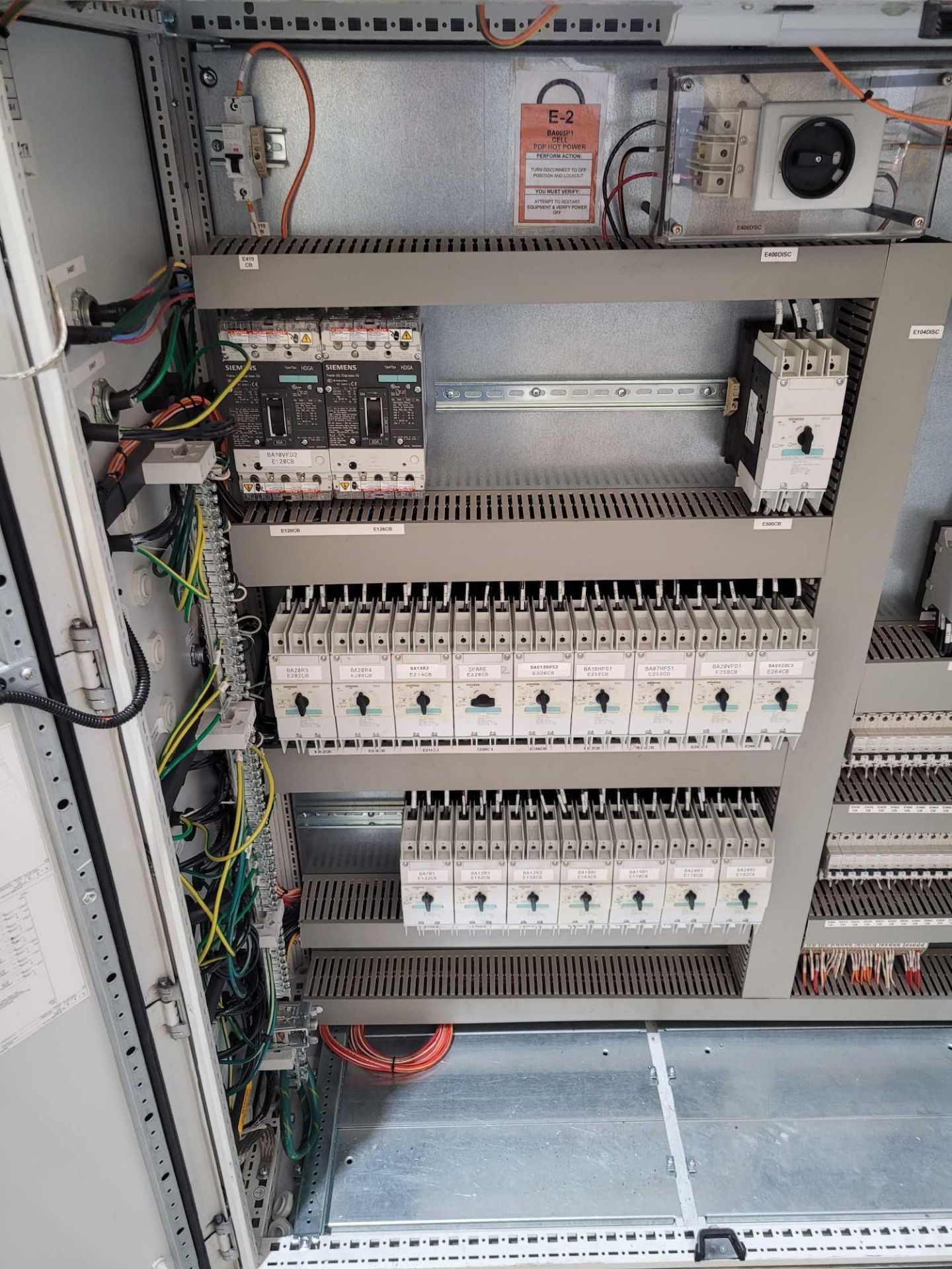 PDP ECS-4108 / 200 Amp Power Distribution Panel with (2) 60 Amp Siemens Ciruit Breakers and (16) 30 - Image 7 of 15