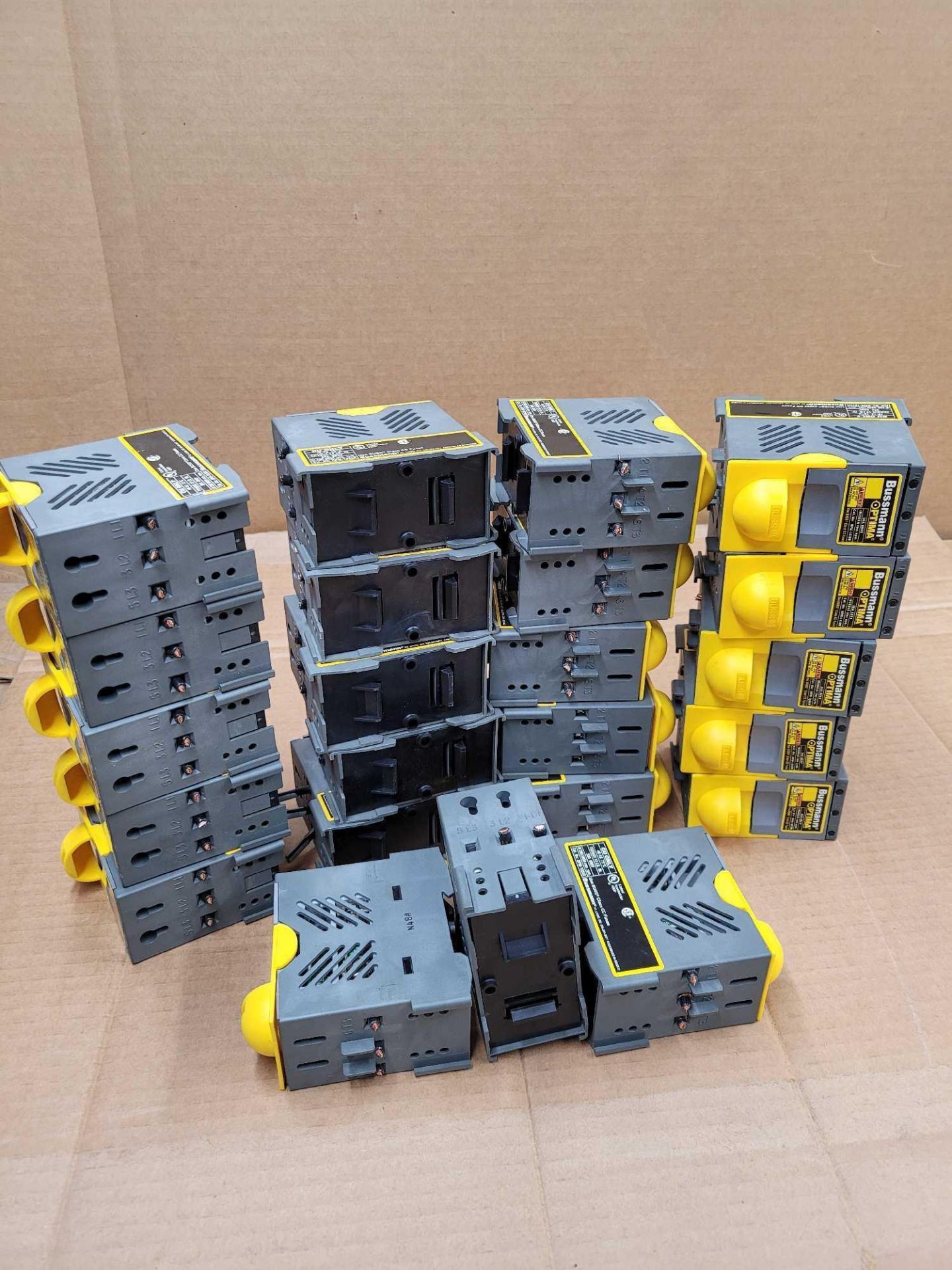 LOT OF 23 BUSSMANN OPM-1038R / 30 Amp Fuse Block  /  Lot Weight: 12.0 lbs - Image 9 of 9