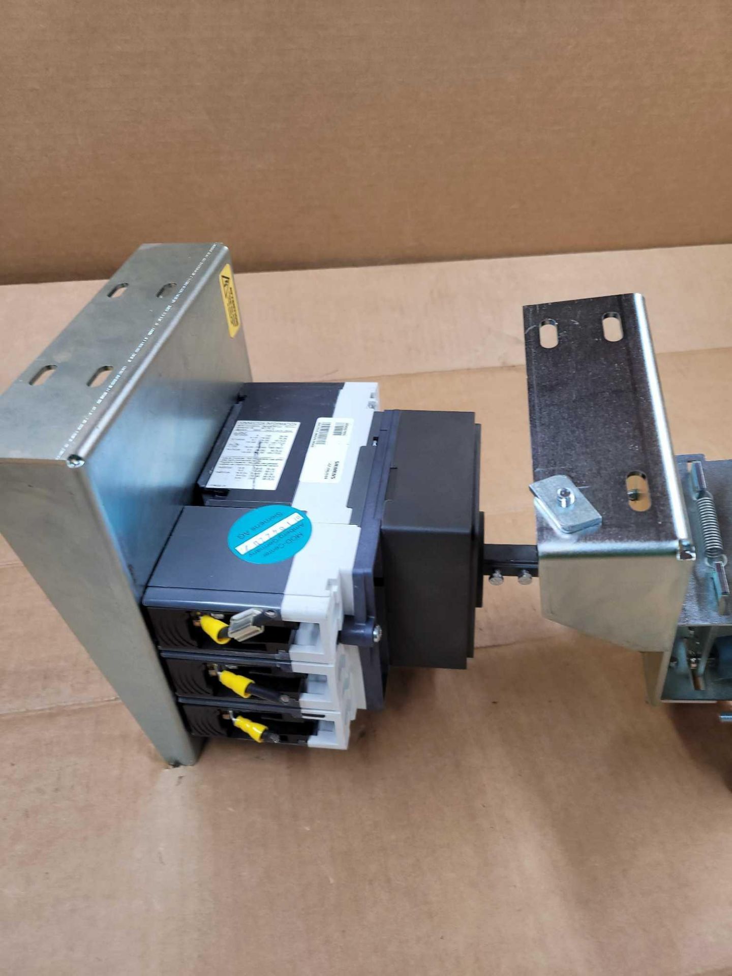 SIEMENS HDR3S150L with 3VL9300-3HE01 and SCA 90002.919005 / 150 Amp Circuit Breaker with Rotary Oper - Image 6 of 9