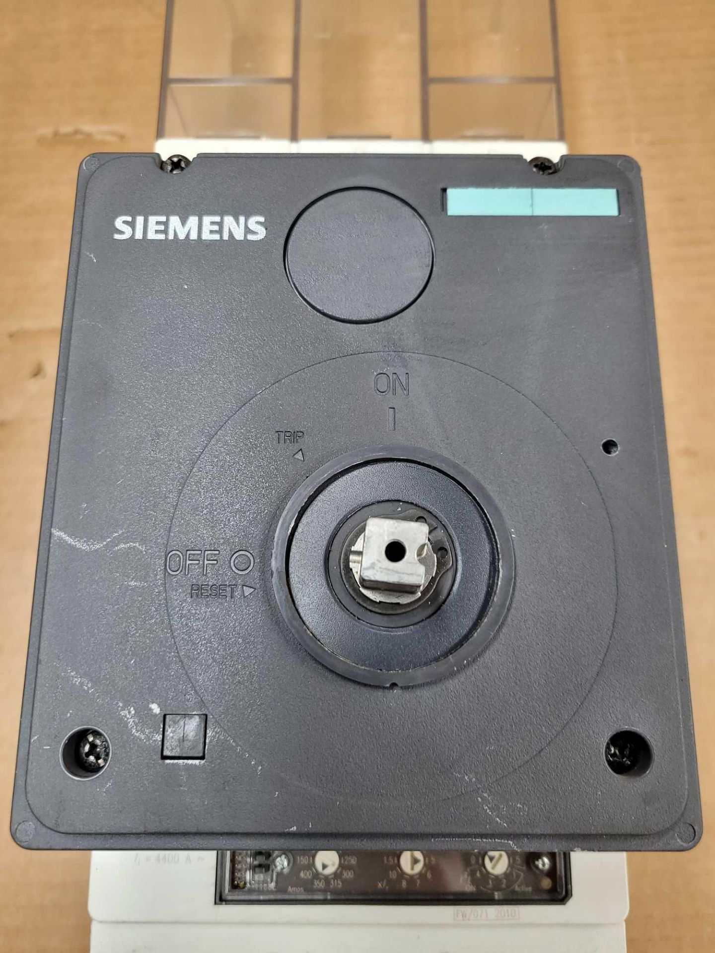 SIEMENS HJX3P400 with 3VL9400-3HE01 / 400 Amp Circuit Breaker with Rotary Operating Mechanism  /  Lo - Image 2 of 9