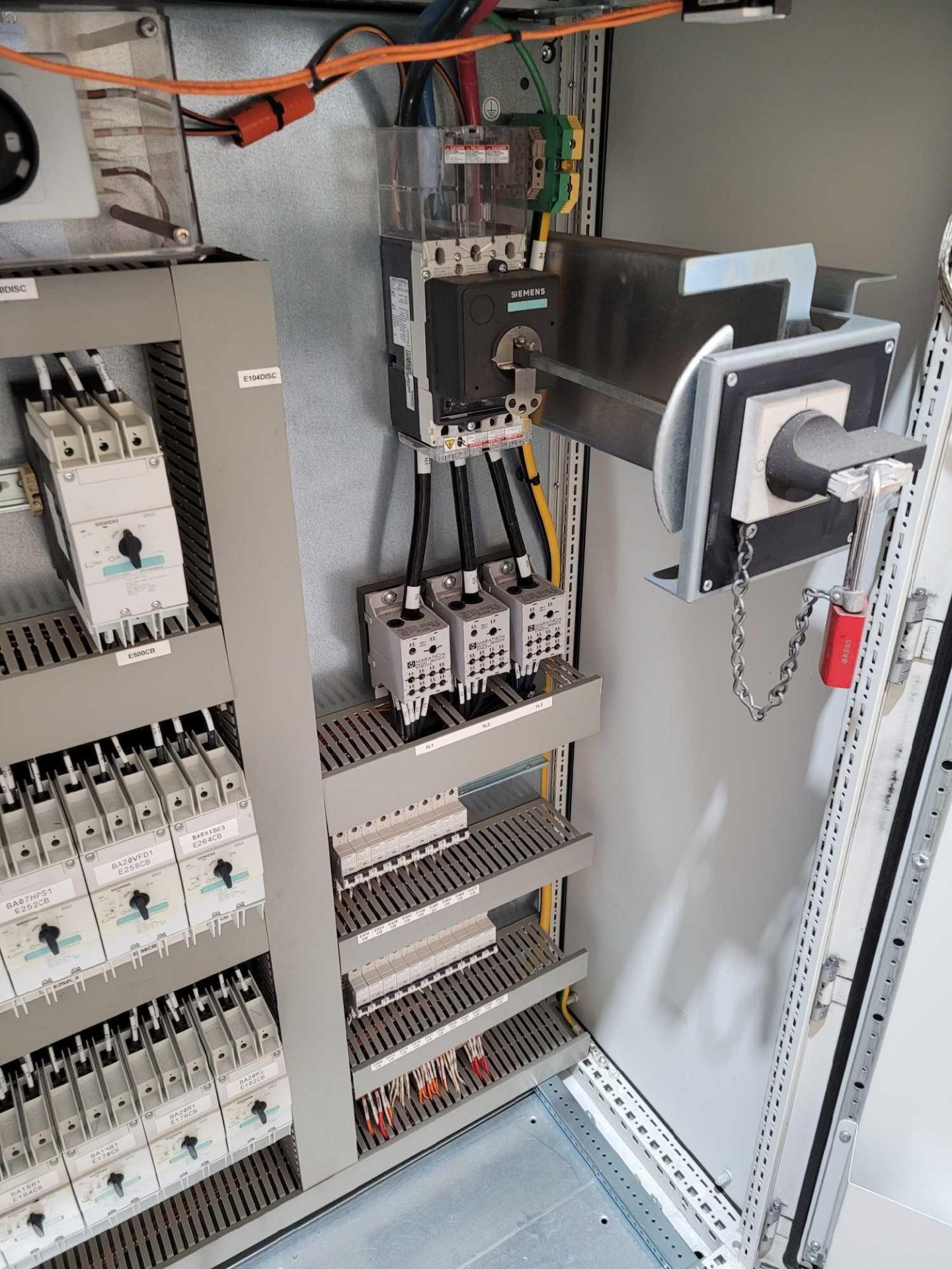 PDP ECS-4108 / 200 Amp Power Distribution Panel with (2) 60 Amp Siemens Ciruit Breakers and (16) 30 - Image 8 of 15