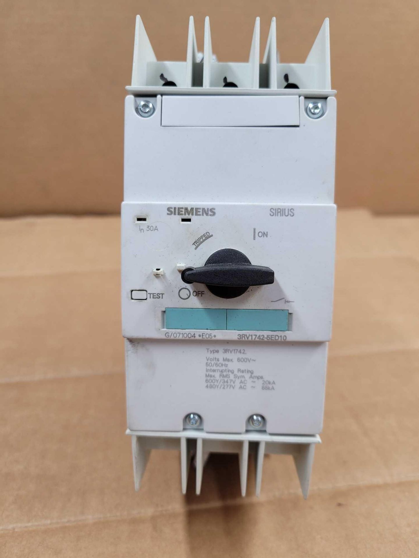 LOT OF 5 ASSORTED SIEMENS / (3) 3RV1742-5BD10 | 30 Amp Circuit Breaker  /  (2) 3RV1742-5BD10 | 15 Am - Image 8 of 14