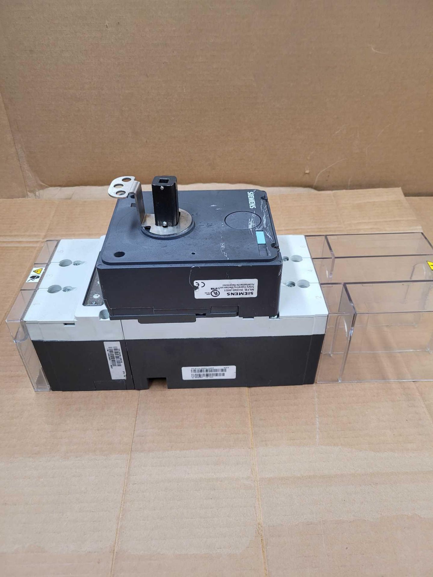 SIEMENS HJX3P400 with 3VL9400-3HE01 / 400 Amp Circuit Breaker with Rotary Operating Mechanism  /  Lo - Image 6 of 7