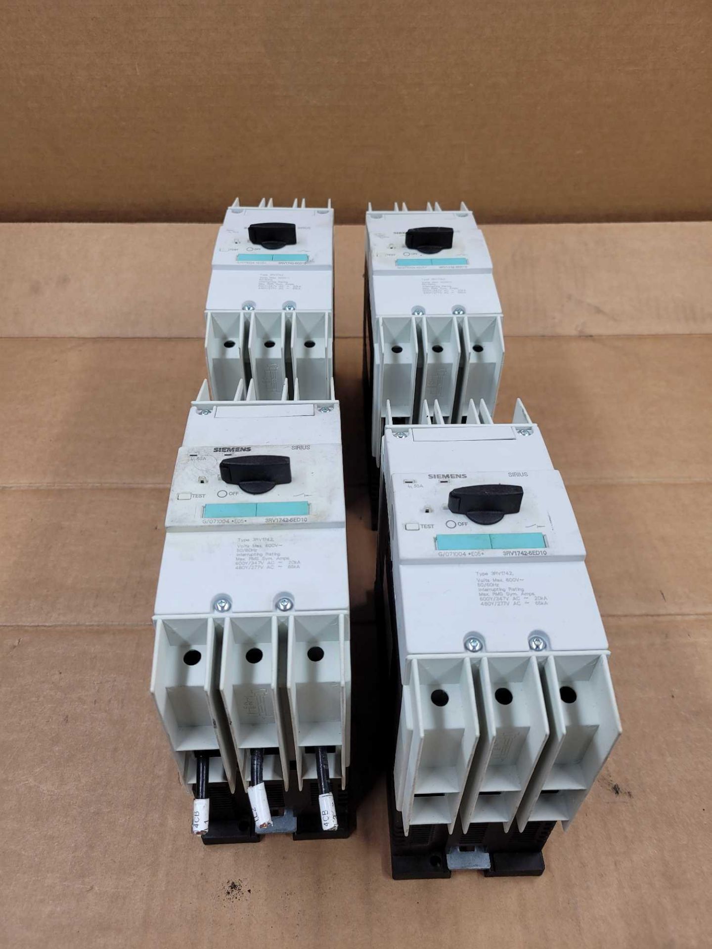 LOT OF 4 SIEMENS 3RV1742-5ED10 / 30 Amp Circuit Breaker  /  Lot Weight: 19.4 lbs