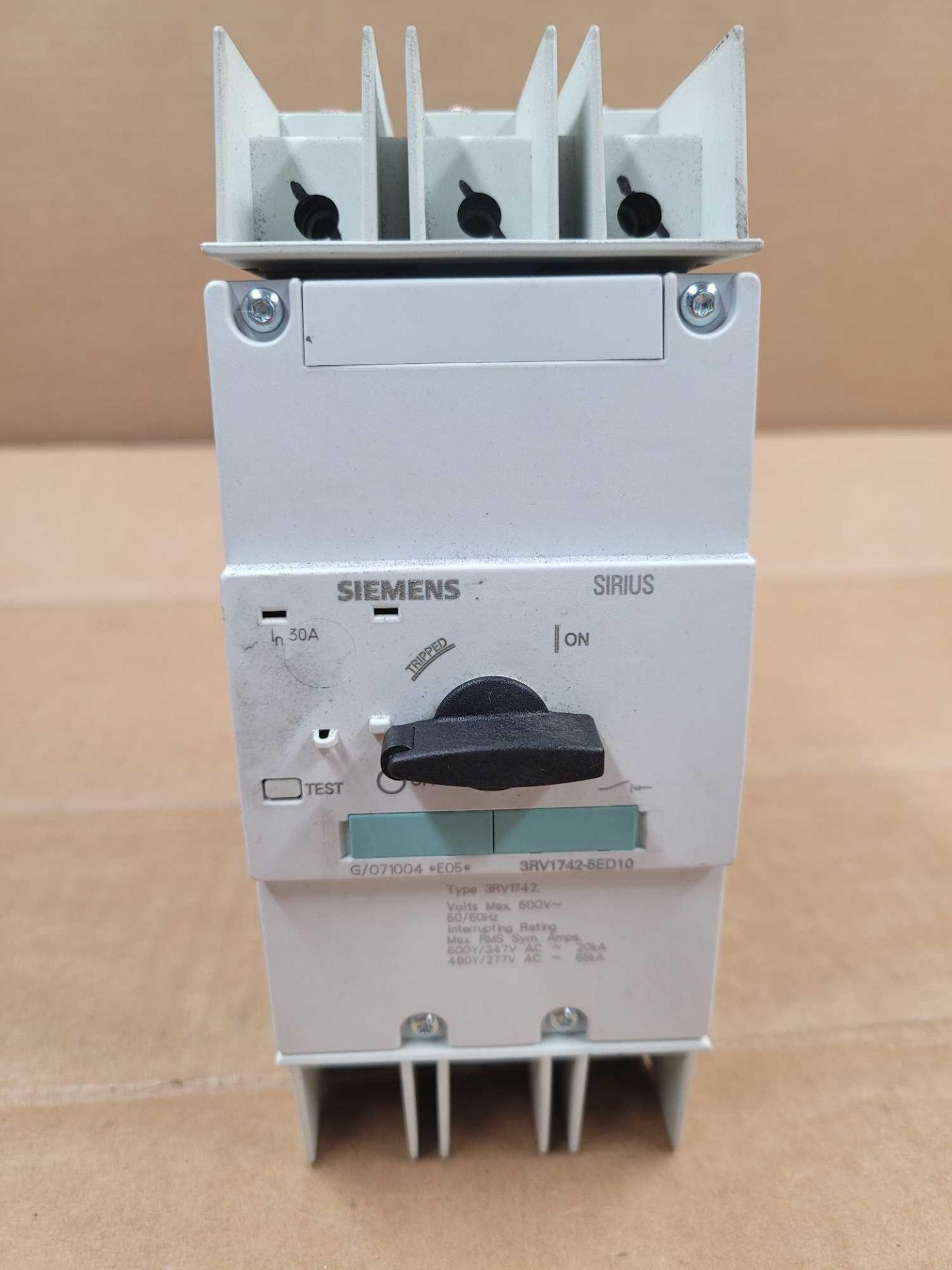 LOT OF 4 SIEMENS 3RV1742-5ED10 / 30 Amp Circuit Breaker  /  Lot Weight: 19.2 lbs - Image 2 of 9