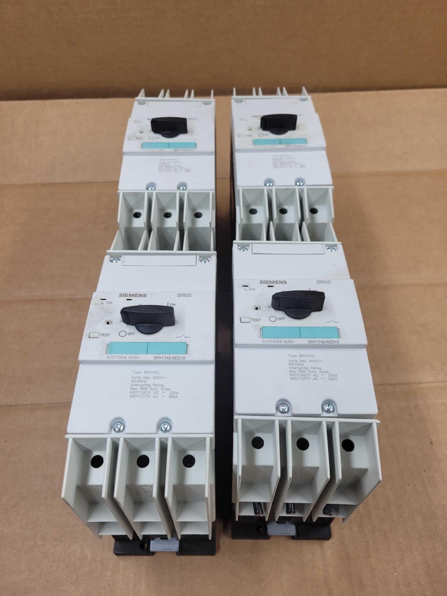LOT OF 4 SIEMENS 3RV1742-5ED10 / 30 Amp Circuit Breaker  /  Lot Weight: 19.2 lbs