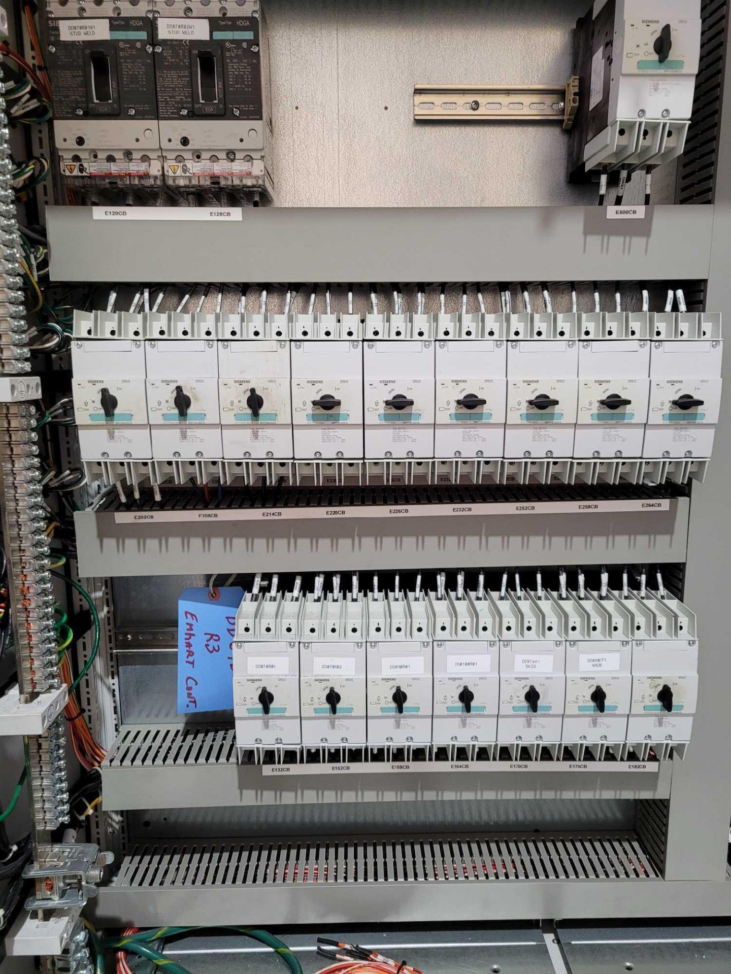 PDP ECS-4108 / 200 Amp Power Distribution Panel with (2) 60 Amp Siemens Breakers and (16) 30 Amp Sie - Image 9 of 14