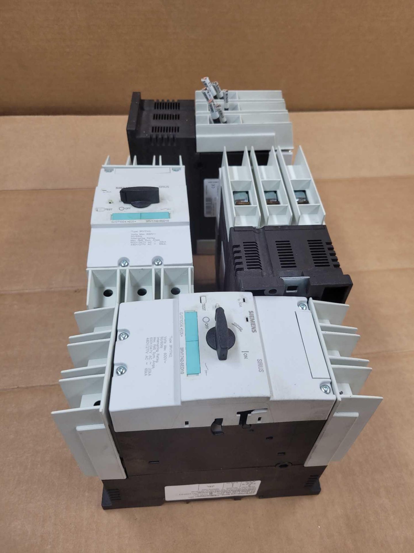 LOT OF 4 SIEMENS 3RV1742-5ED10 / 30 Amp Circuit Breaker  /  Lot Weight: 19.2 lbs - Image 9 of 9