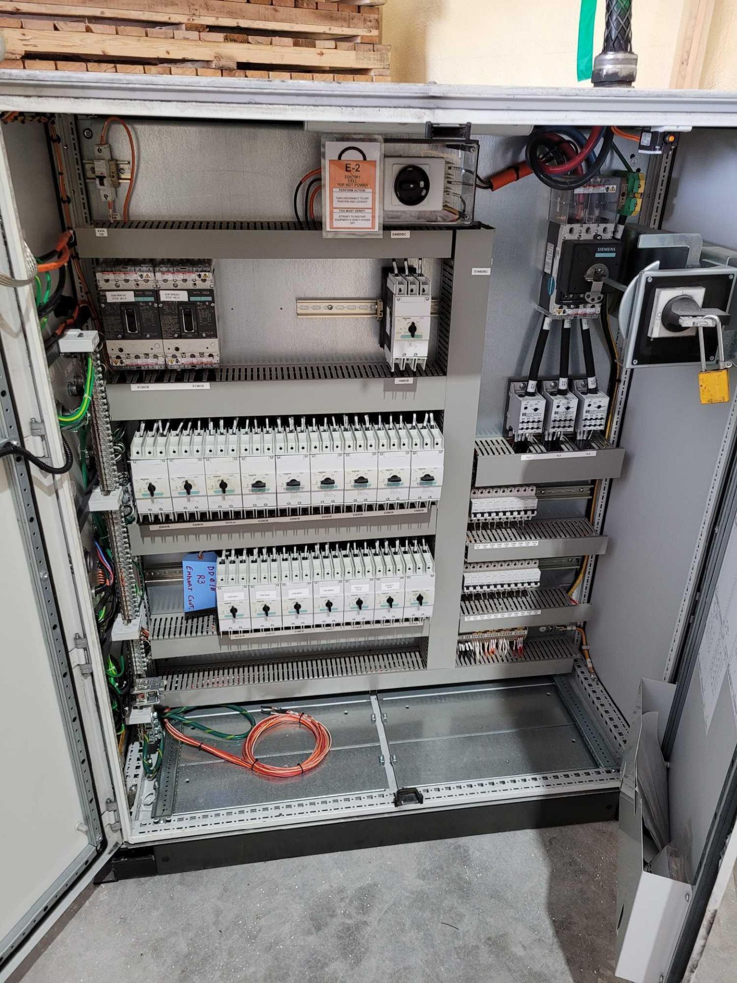 PDP ECS-4108 / 200 Amp Power Distribution Panel with (2) 60 Amp Siemens Breakers and (16) 30 Amp Sie - Image 6 of 14