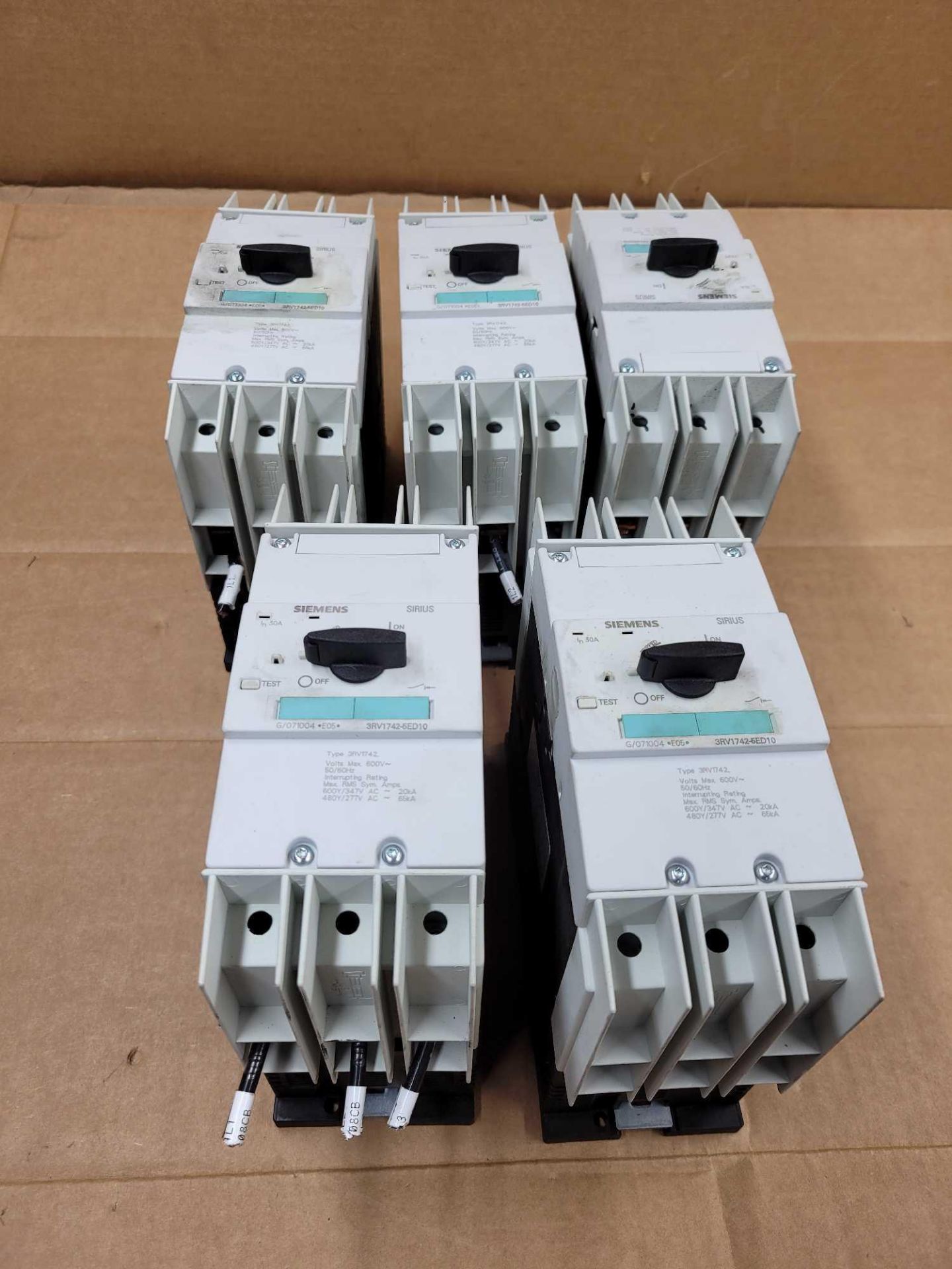 LOT OF 5 SIEMENS 3RV1742-5ED10 / 30 Amp Circuit Breaker  /  Lot Weight: 24.0 lbs