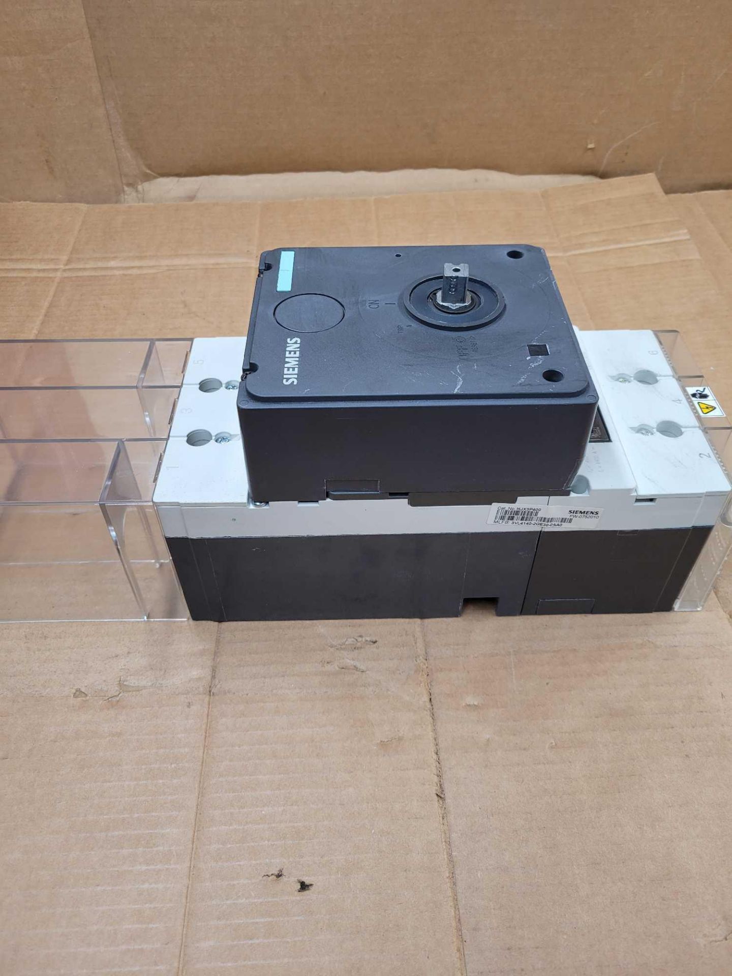 SIEMENS HJX3P400 with 3VL9400-3HE01 / 400 Amp Circuit Breaker with Rotary Operating Mechanism  /  Lo - Image 4 of 9