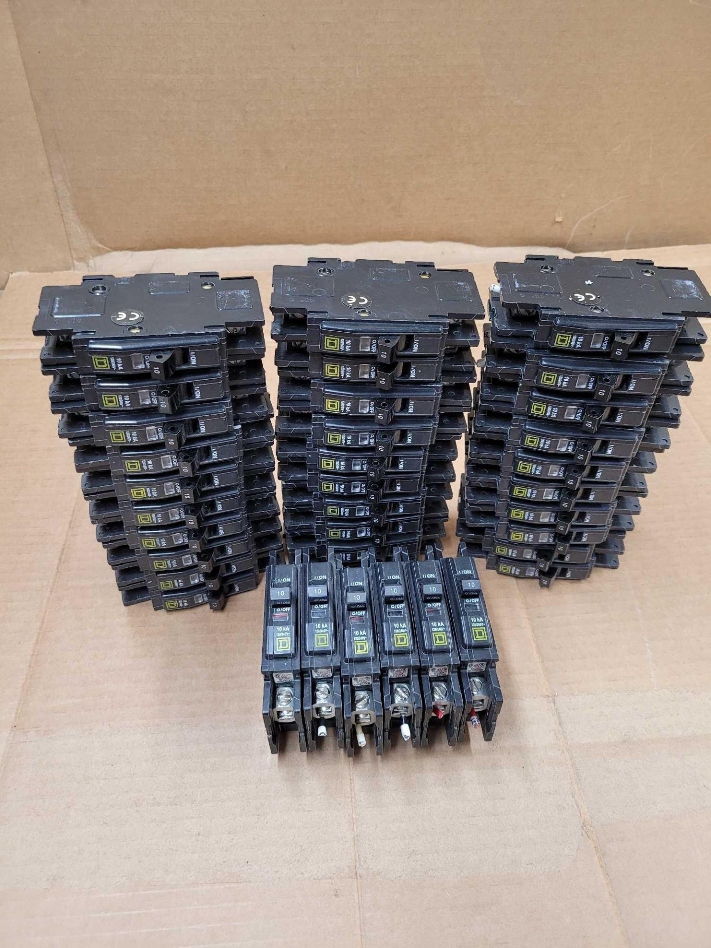 SQUARE D QOU110 / 10 Amp Circuit Breaker  /  Lot Weight: 11.2 lbs