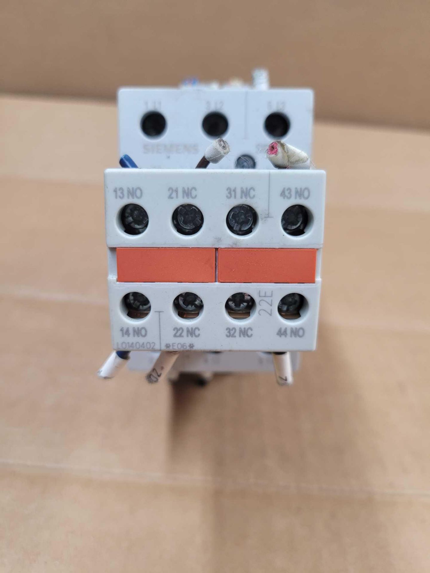 LOT OF 4 SIEMENS 3RT1034-1QB44-3MA0 / Power Contactor  /  Lot Weight: 13.2 lbs - Image 5 of 7