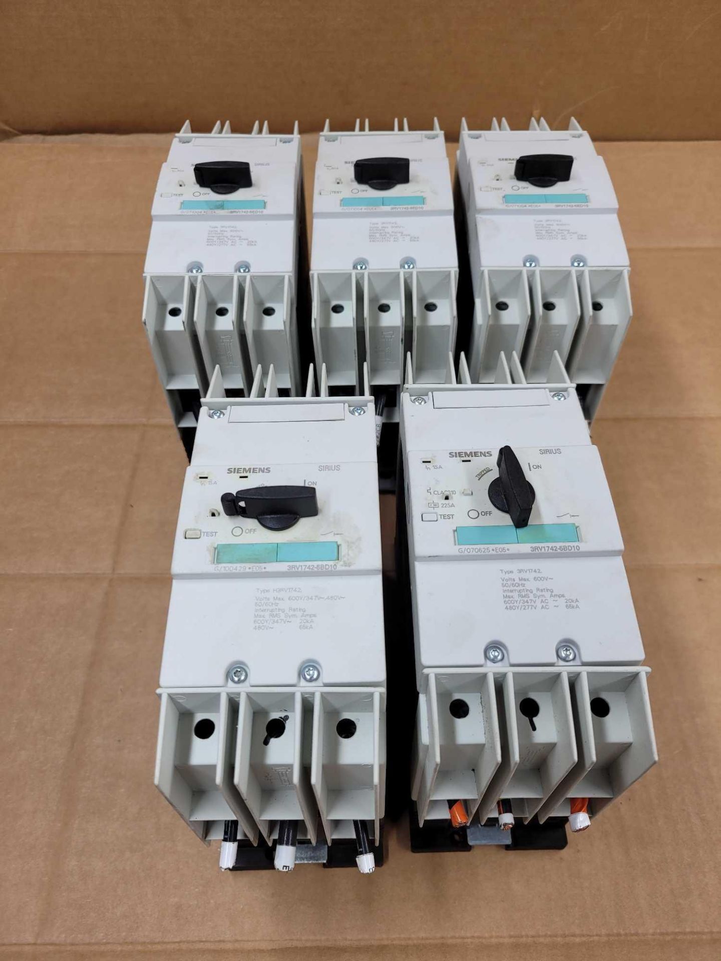 LOT OF 5 ASSORTED SIEMENS / (3) 3RV1742-5BD10 | 30 Amp Circuit Breaker  /  (2) 3RV1742-5BD10 | 15 Am