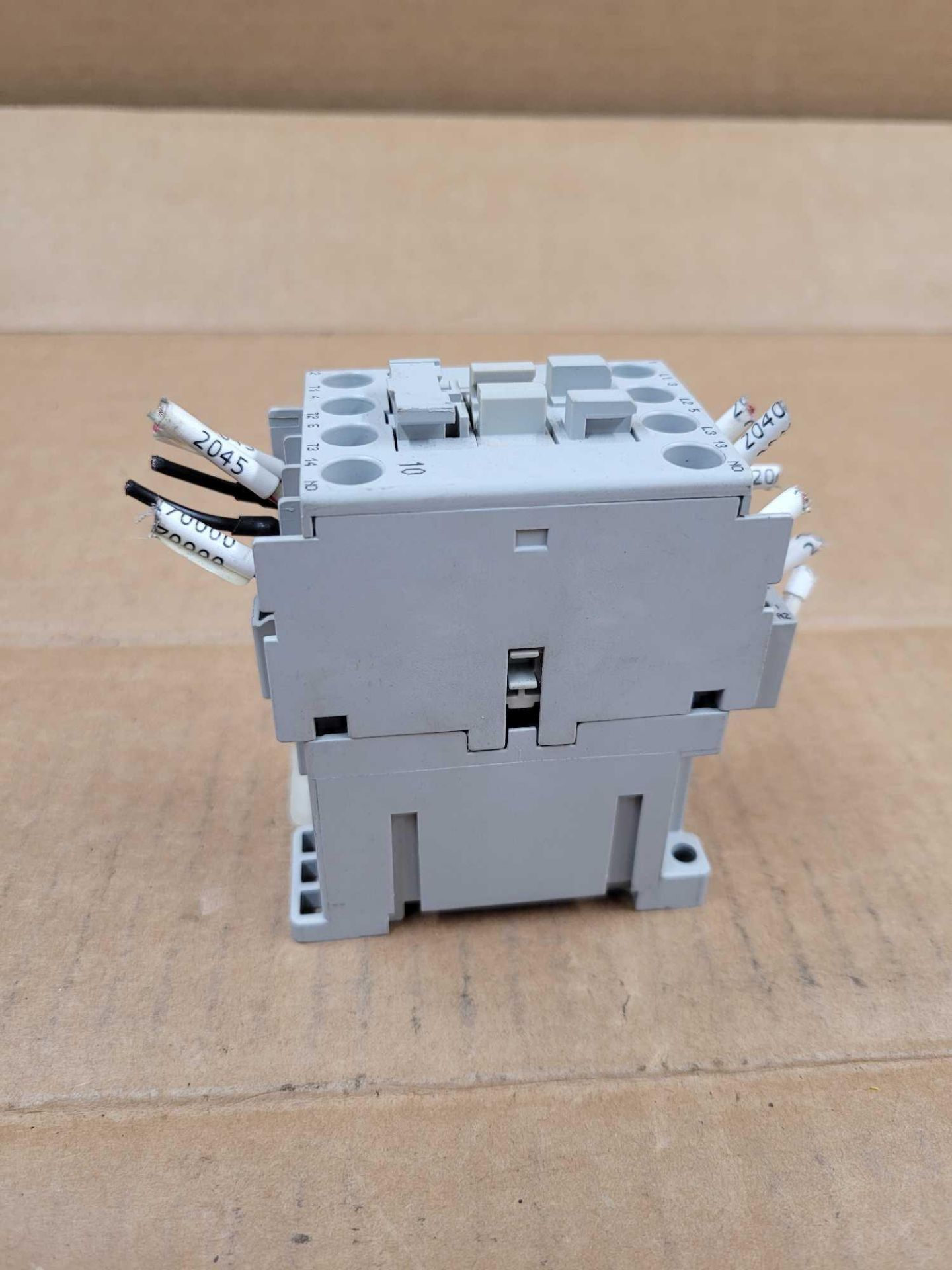 ALLEN BRADLEY 100-C09E*10 / Series A Contactor  /  Lot Weight: 4.2 lbs - Image 4 of 9