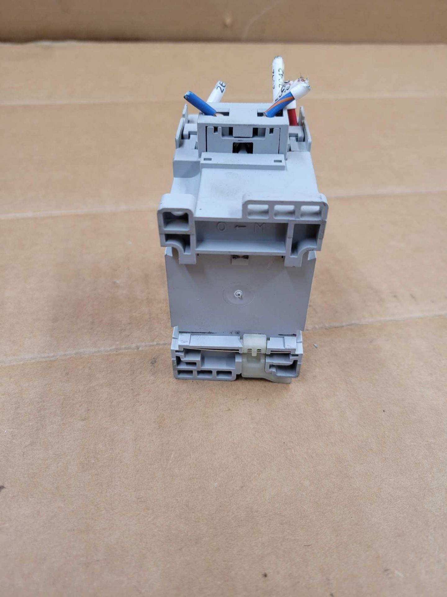 LOT OF 5 ASSORTED ALLEN BRADLEY / (3) 100-C09DJ200 | Series A Contactor  /  (2) 100-C09E*10 | Series - Image 22 of 22