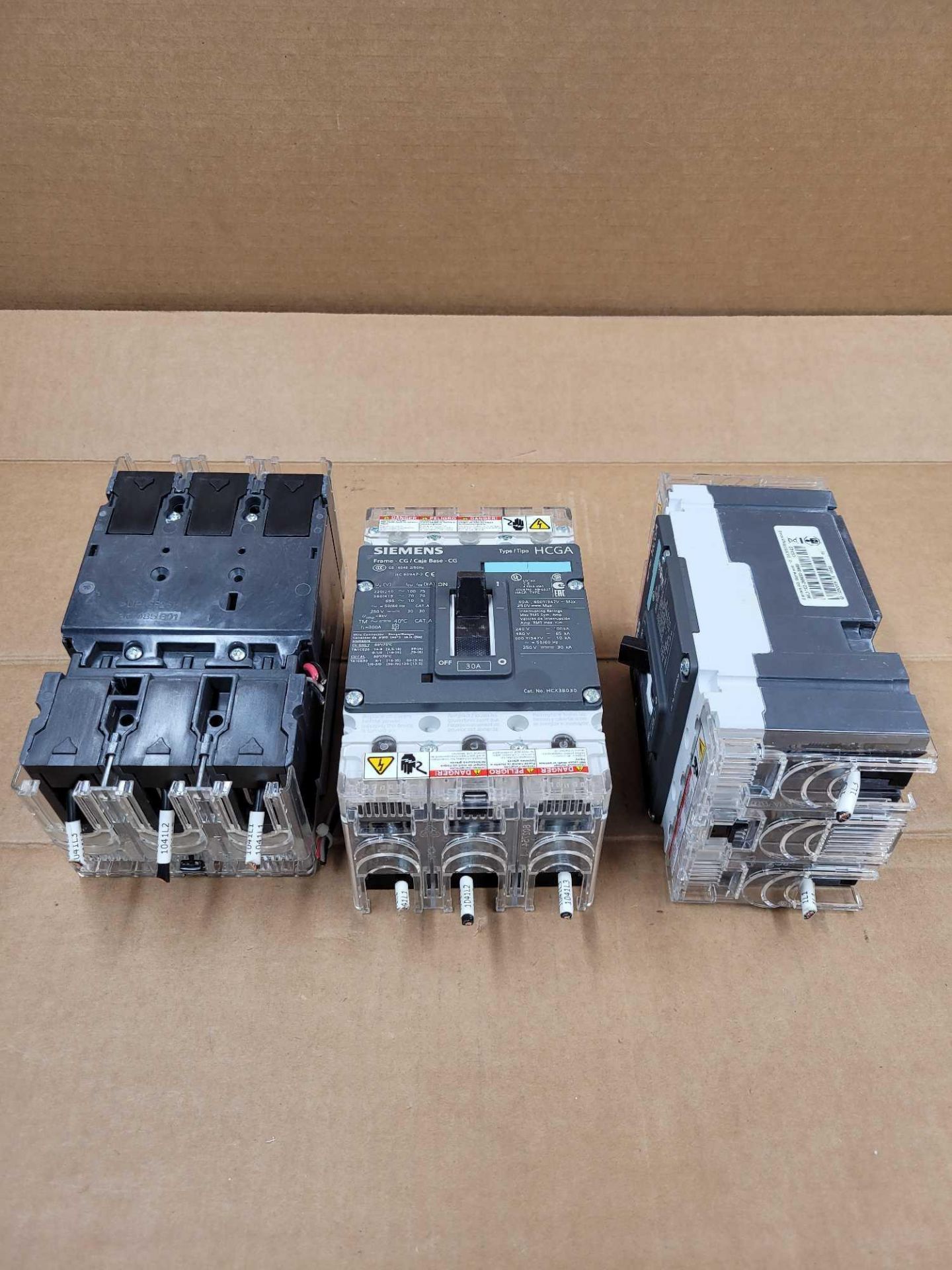 LOT OF 3 ASSORTED SIEMENS CIRCUIT BREAKERS  /  (2) HCX3B030 - 30 Amp Circuit Breaker  /  (1) HCX3B02 - Image 12 of 12