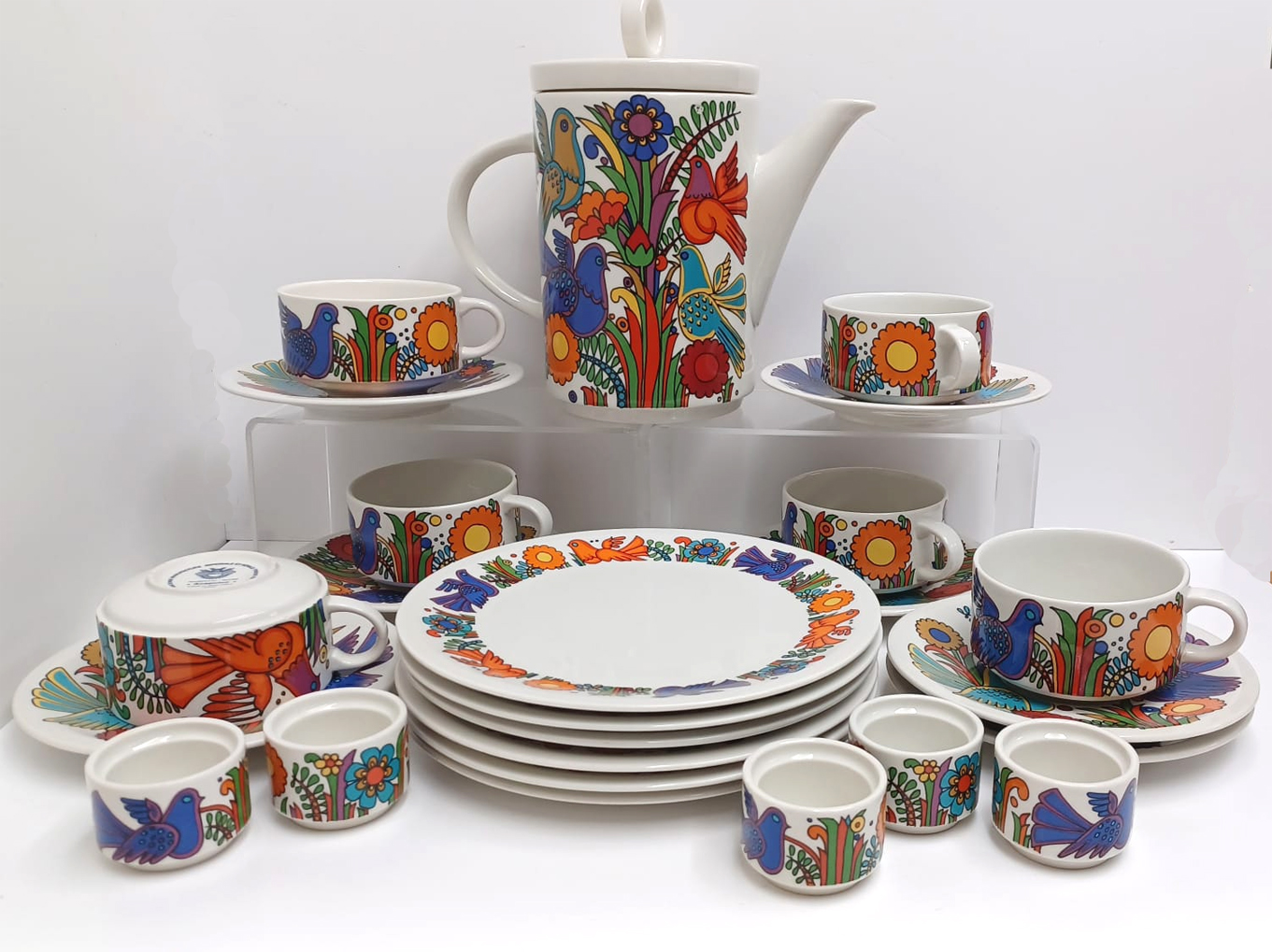 VILLEROY AND BOCH "ACAPULCO" BREAKFAST SET INC. COFFEE POT, 6 PLATES 8", 6 CUPS, 7 SAUCERS, ETC.